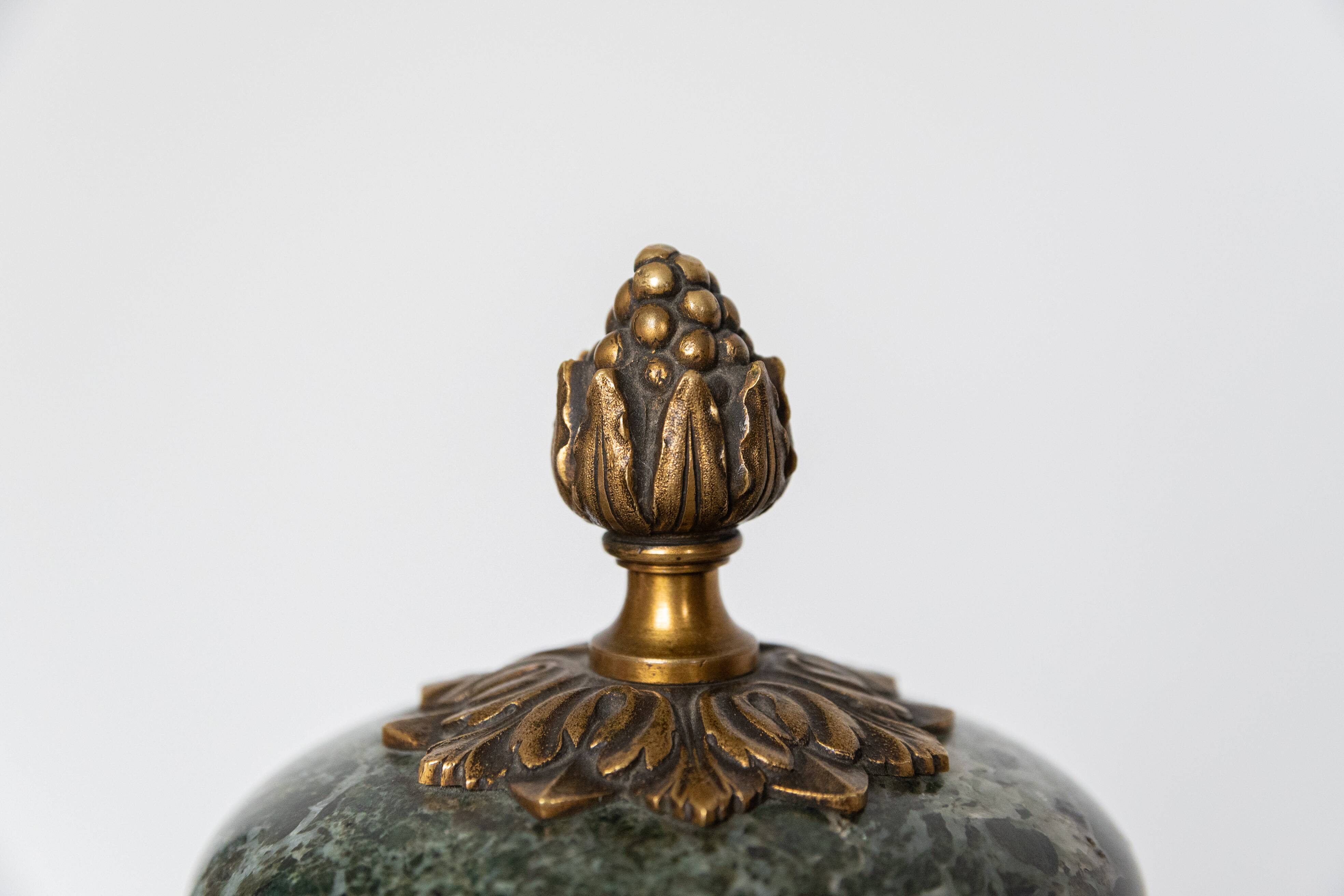 Cassolette, covered vase in green marble, head of rams, LouisXV XIXX