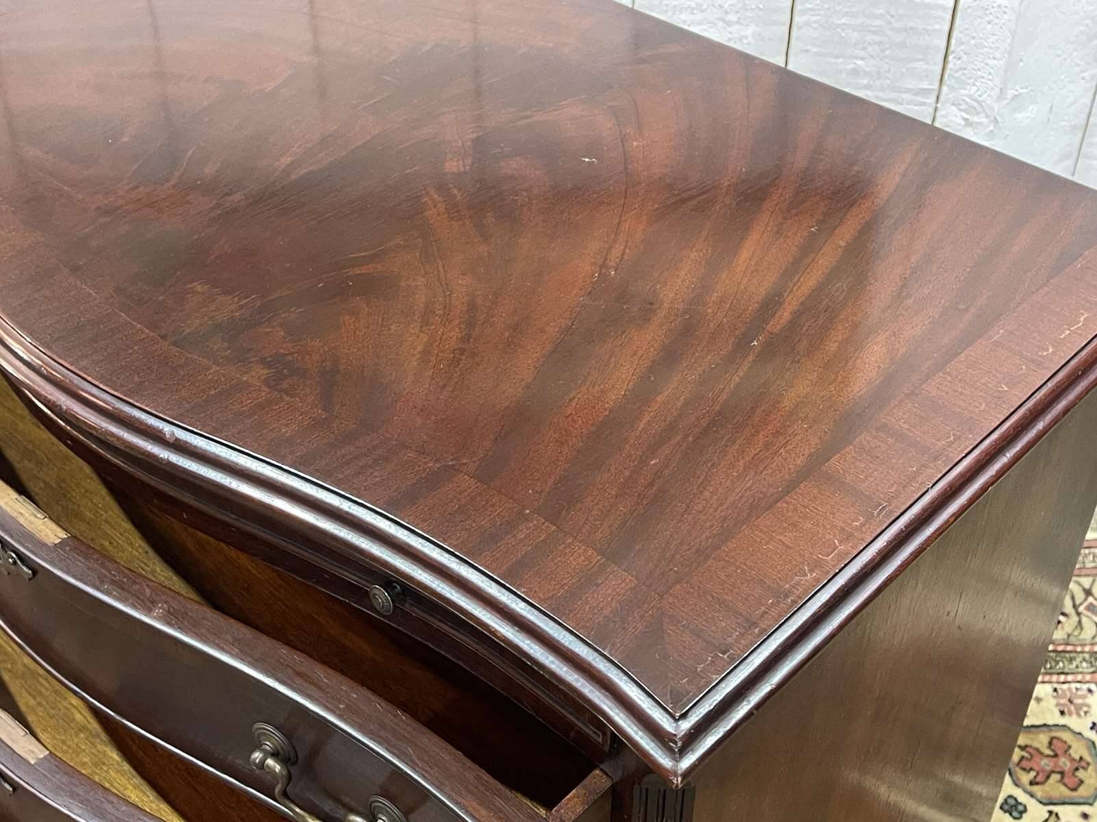 Commode anglaise des années 1950 en acajou avec une tablette