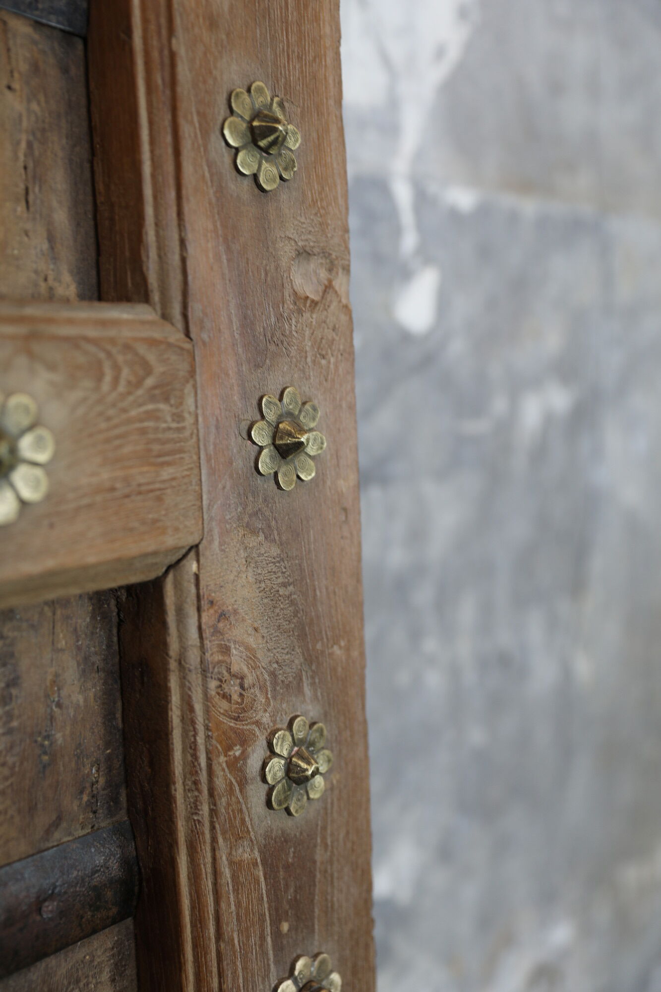 Porte indienne en teck naturelle et cabochons en laiton