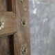 Porte indienne en teck naturelle et cabochons en laiton