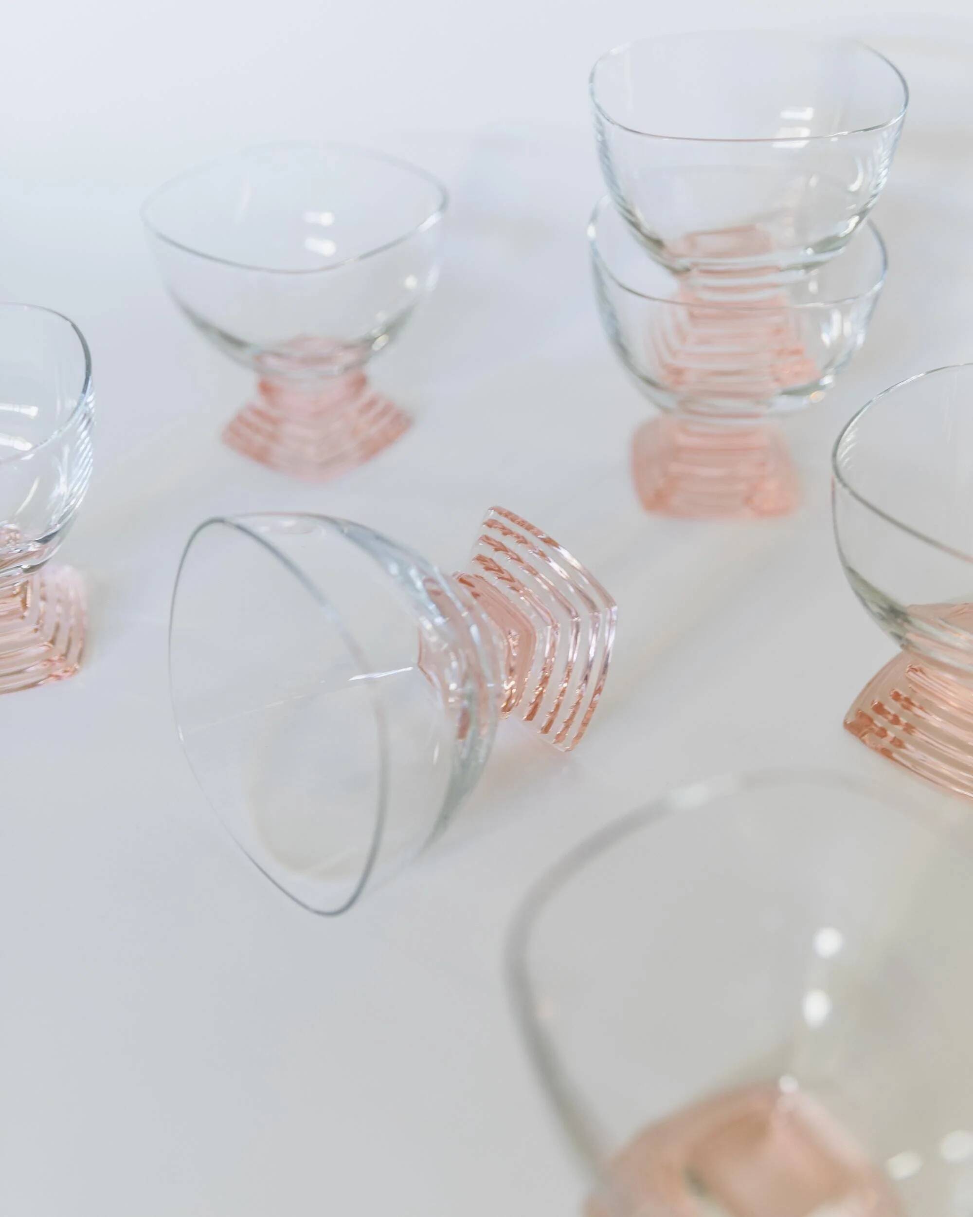 Lot vintage de 7 verres à vin des années 1980 en verre transparent avec pied rose à étages, par Bormioli (Italie)