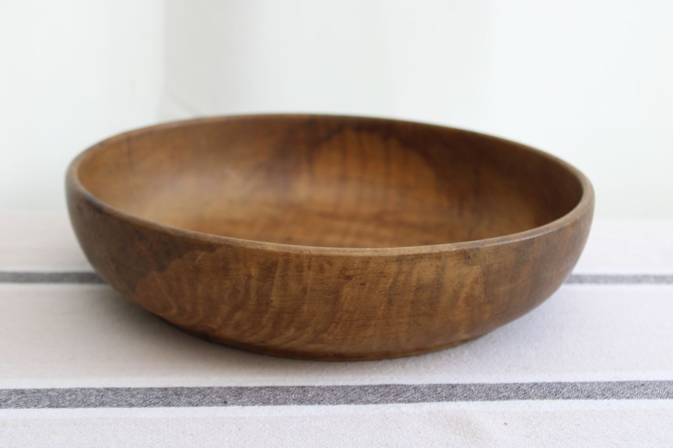 Round wooden dish