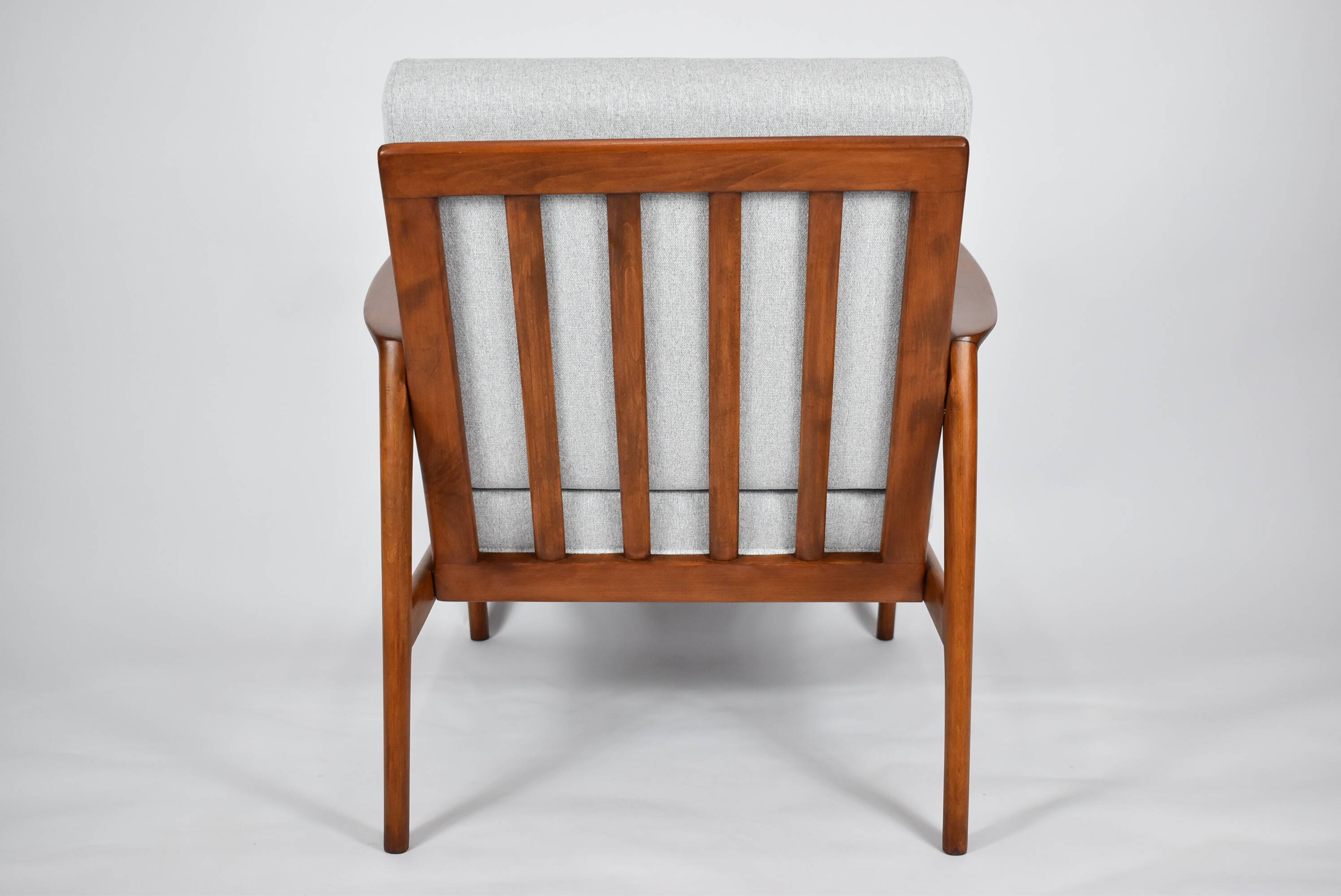 Fauteuil original restauré, tissu gris clair, années 1960, usine de meubles Swarzedzka