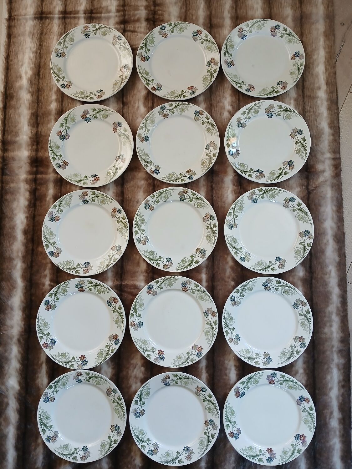 23 assiettes + plat anciens U&C Sarreguemines