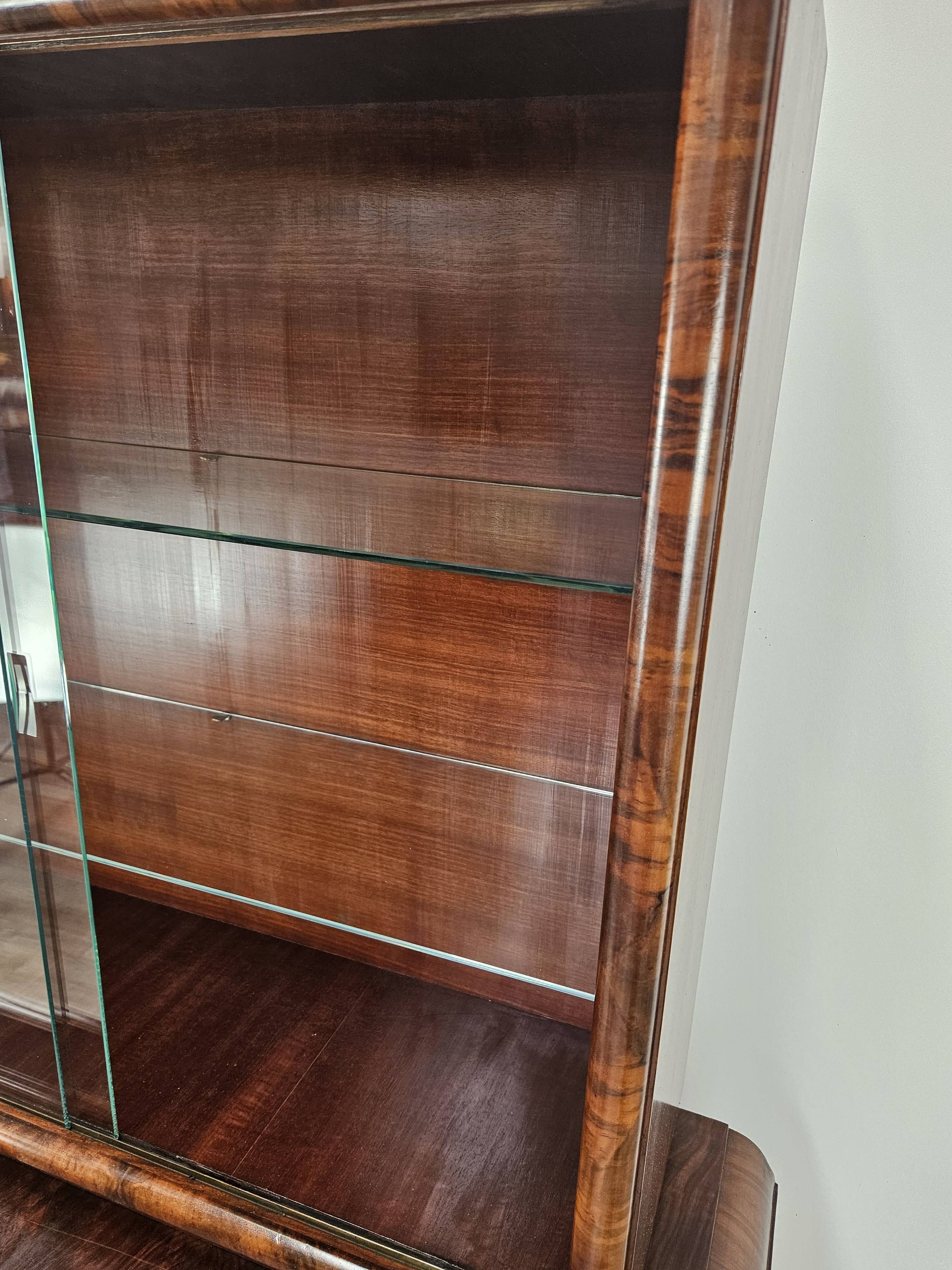 Vitrine Art Déco des années 1930 en noyer et racine de noyer