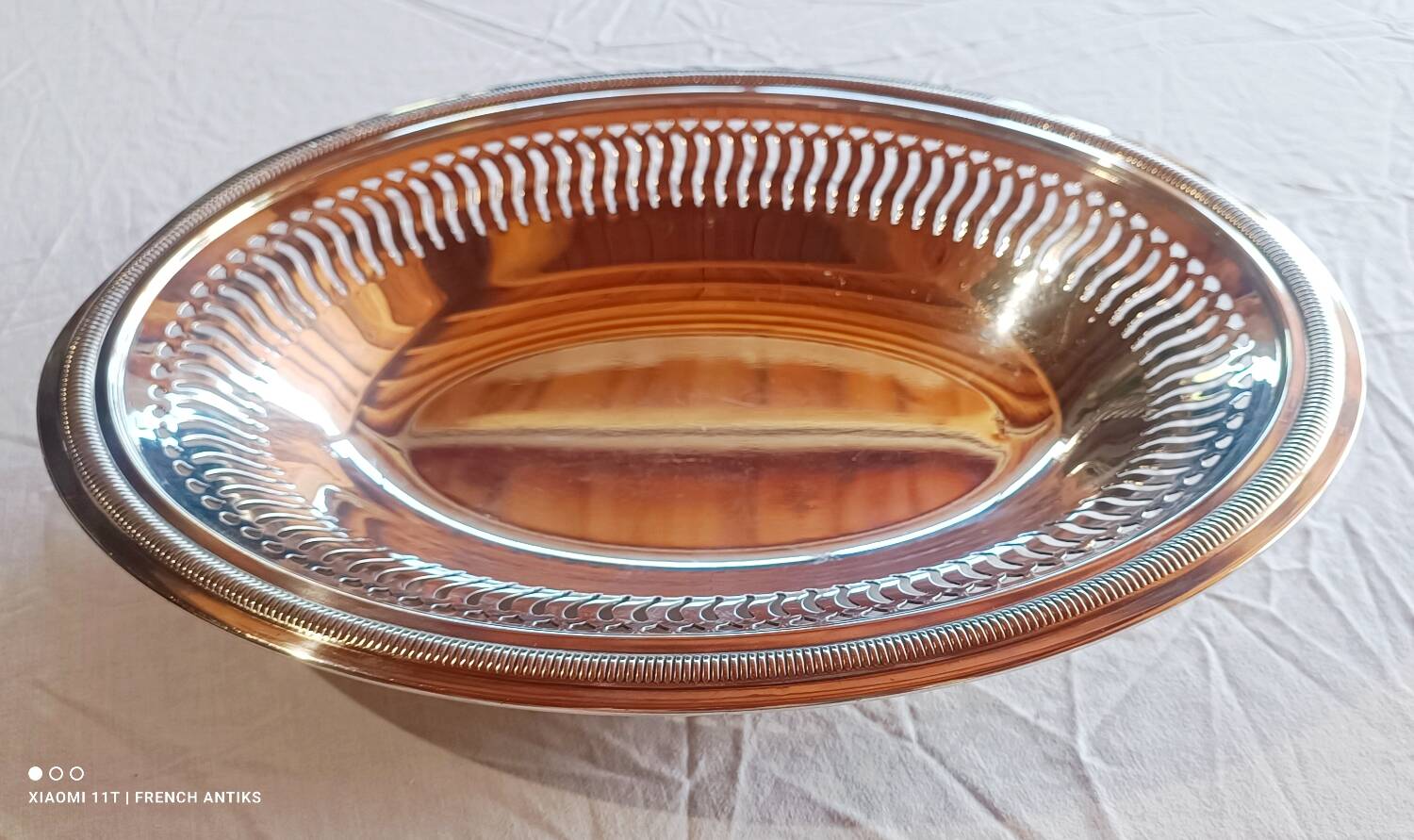 basket, silver-plated metal, moulded and chiseled with a gadrooned frieze