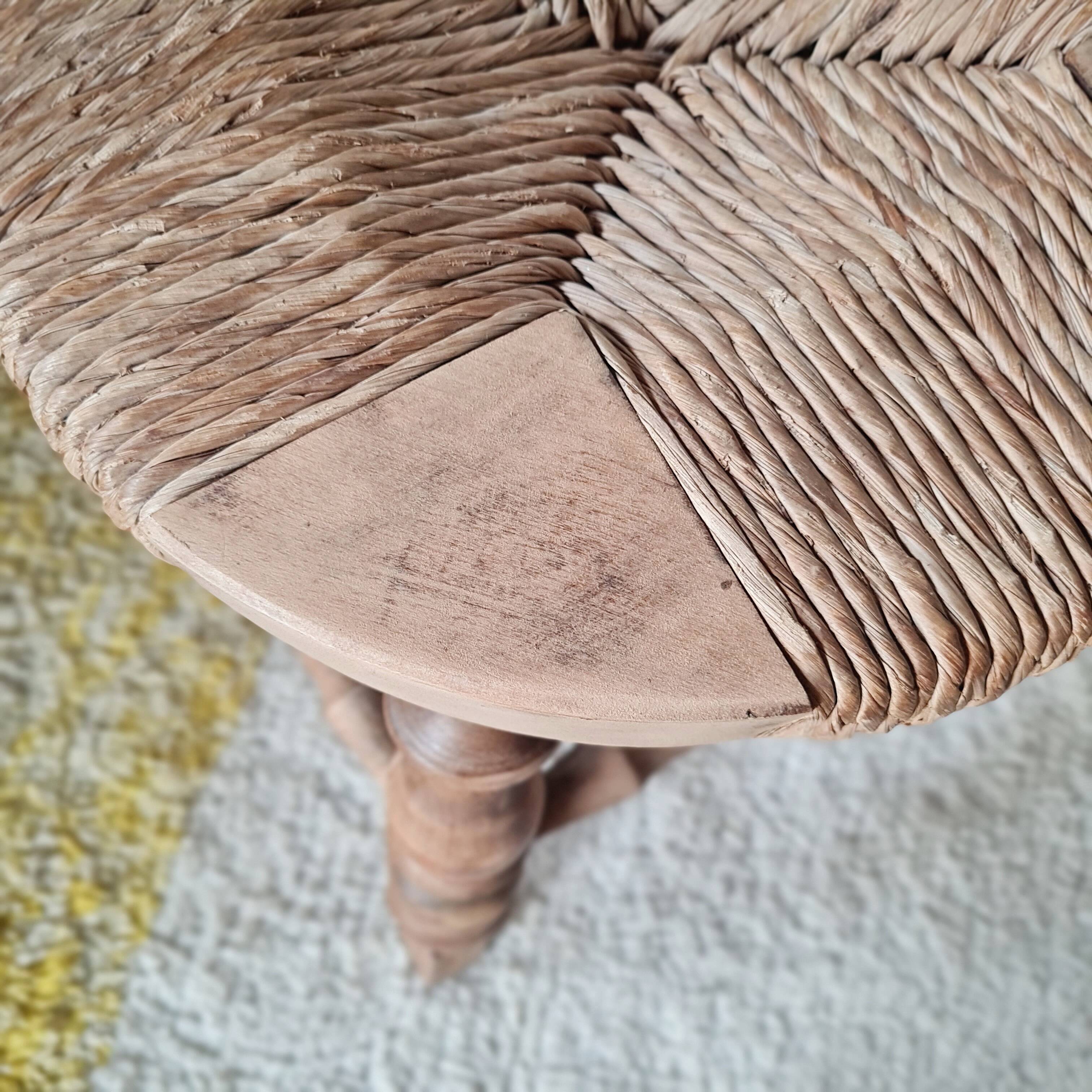 Petit tabouret tripode de style "Bobbin" en bois tourné et paille