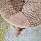 Petit tabouret tripode de style "Bobbin" en bois tourné et paille