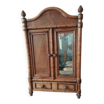 Armoire de poupée en bois blond façon bambou