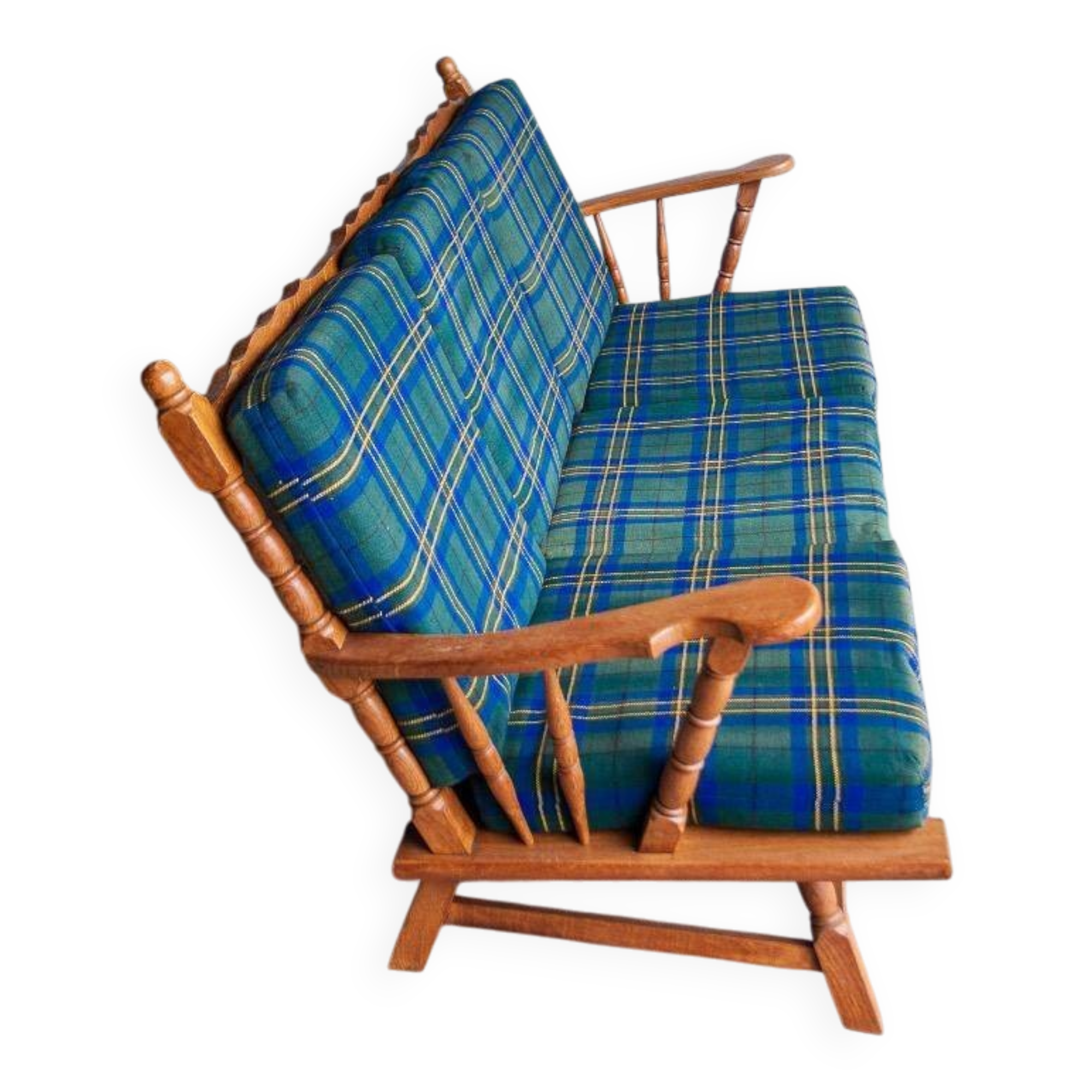 Canapé 3 places en chêne style années 50, avec tissu à carreaux vert-bleu et accoudoirs à fuseaux tournés.