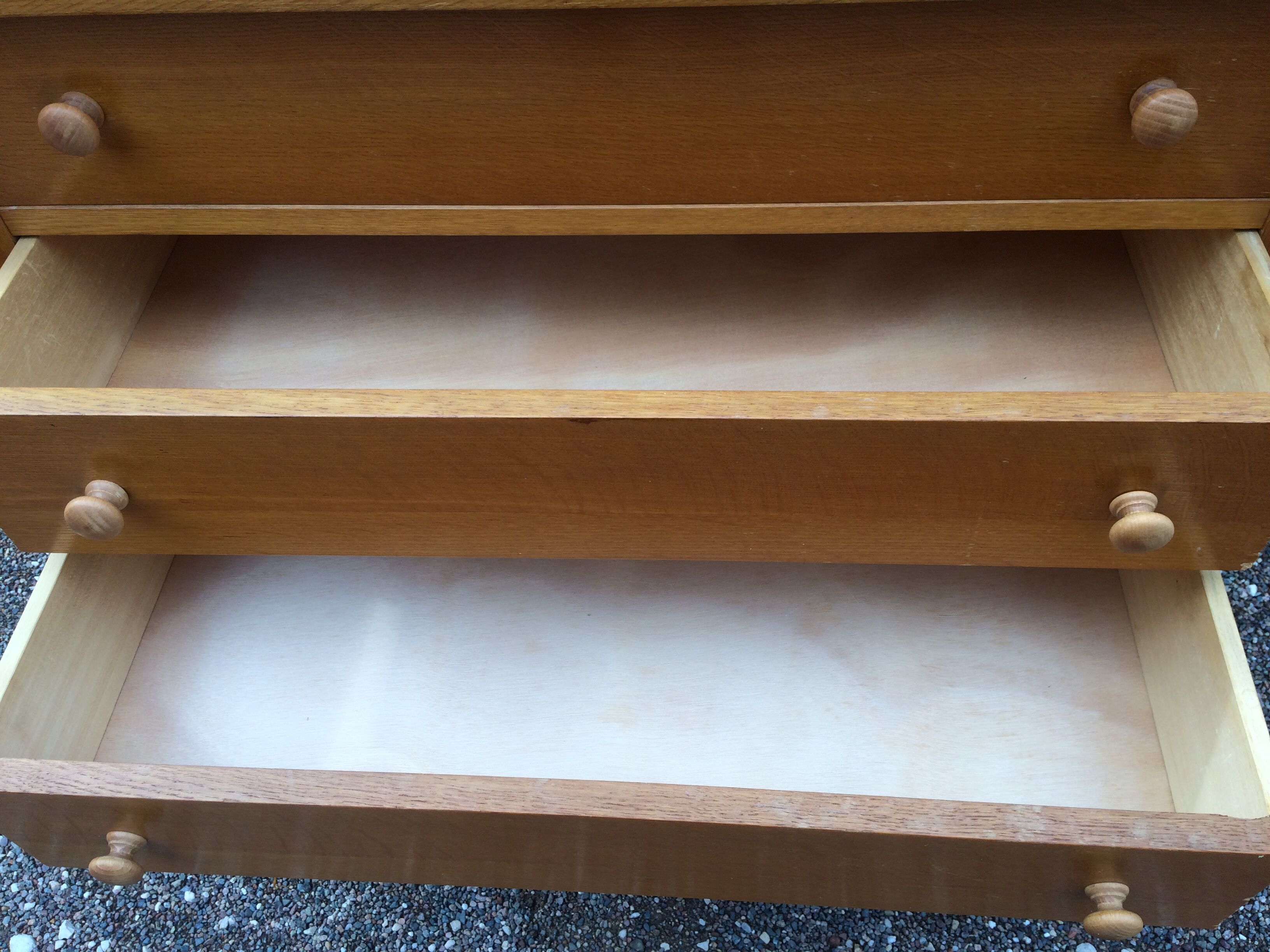 Dresser compass feet