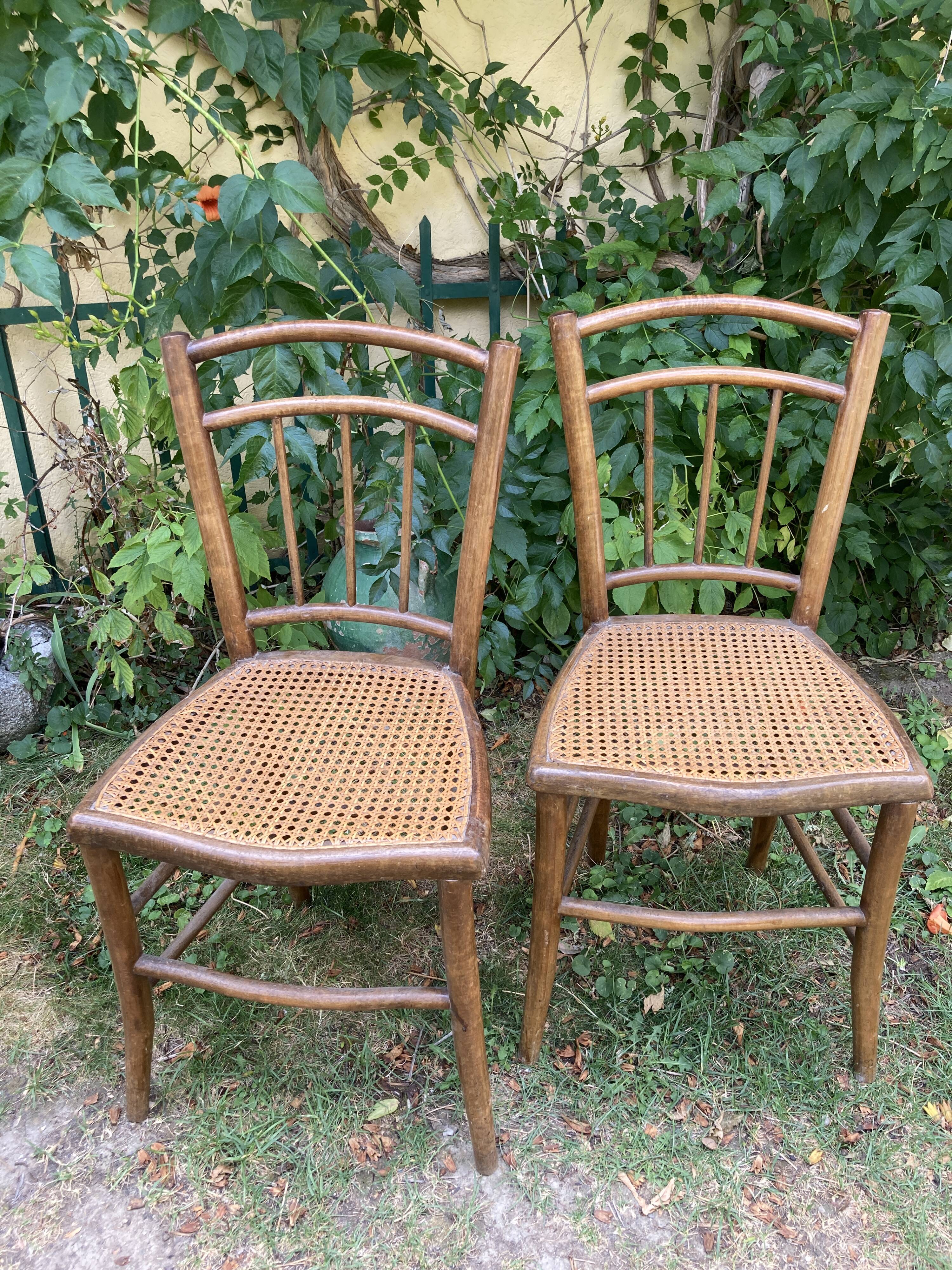 Deux chaises bistrot cannées