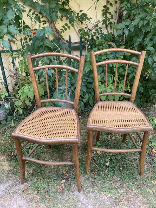 Deux chaises bistrot cannées