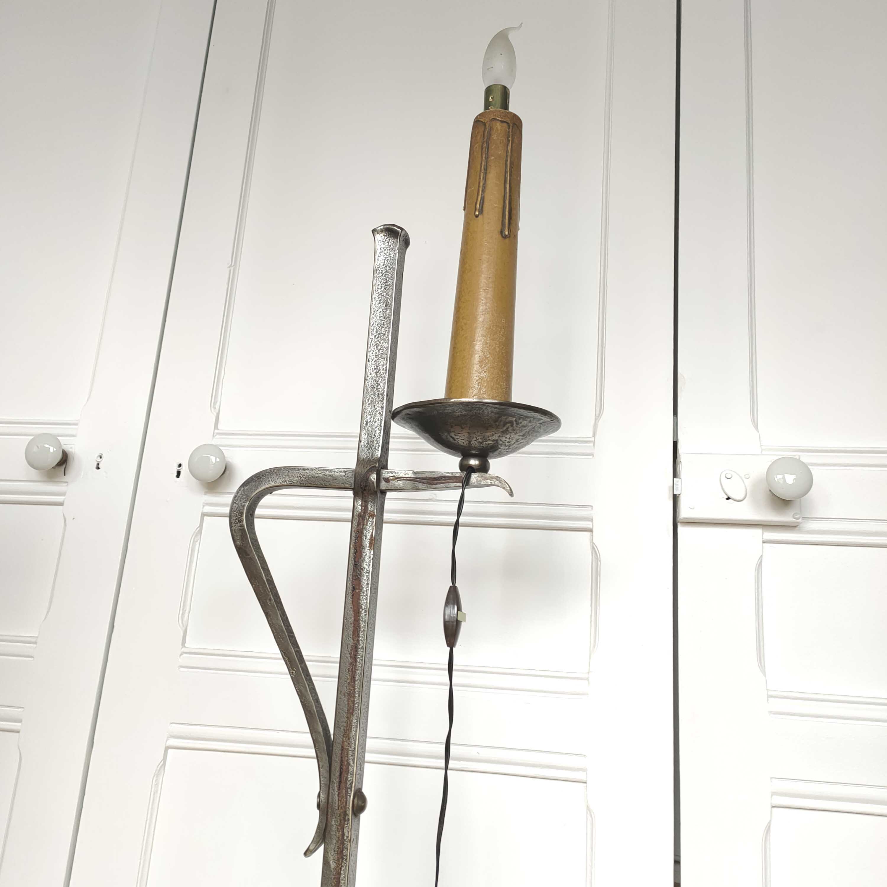 Lampadaire tripode fer forgé brutaliste