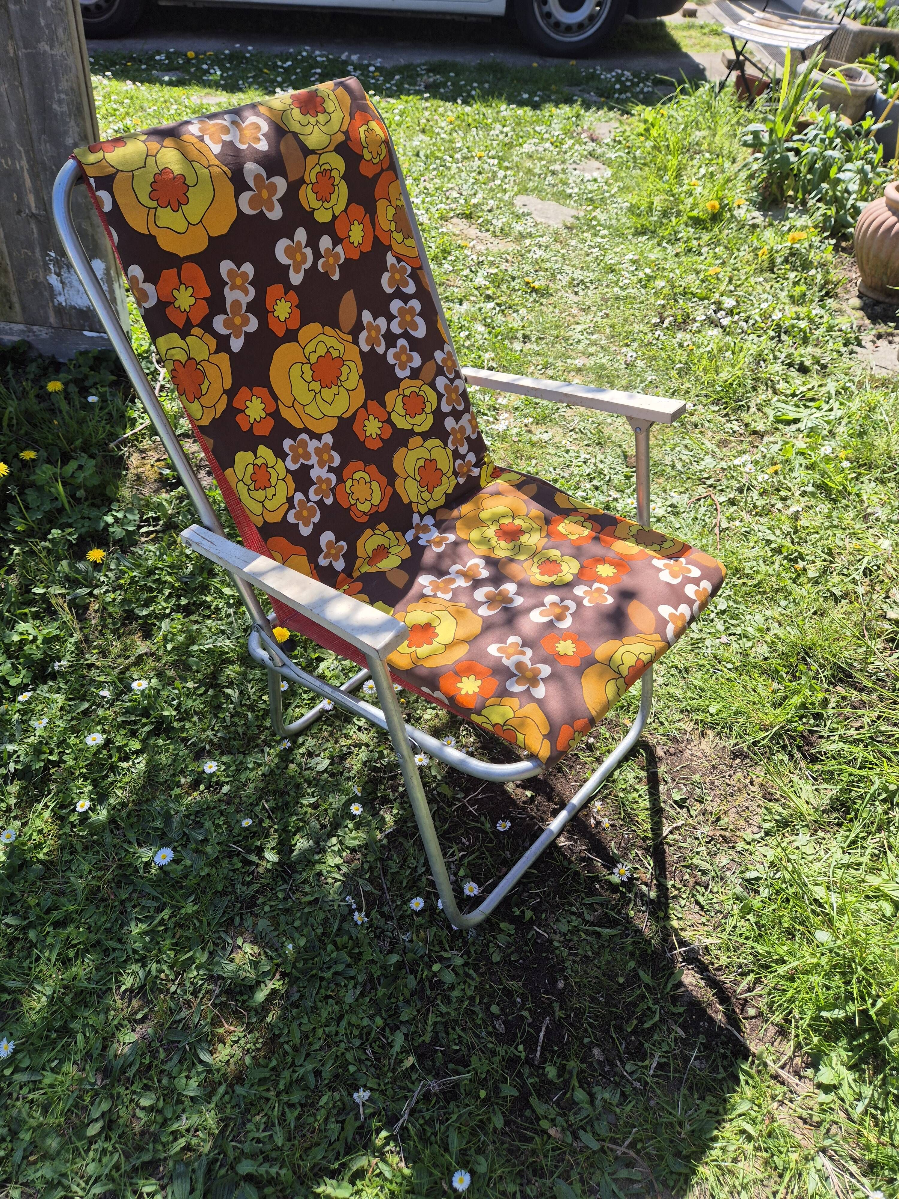 Vintage folding camping chair in canvas with brown and yellow flower print 70s