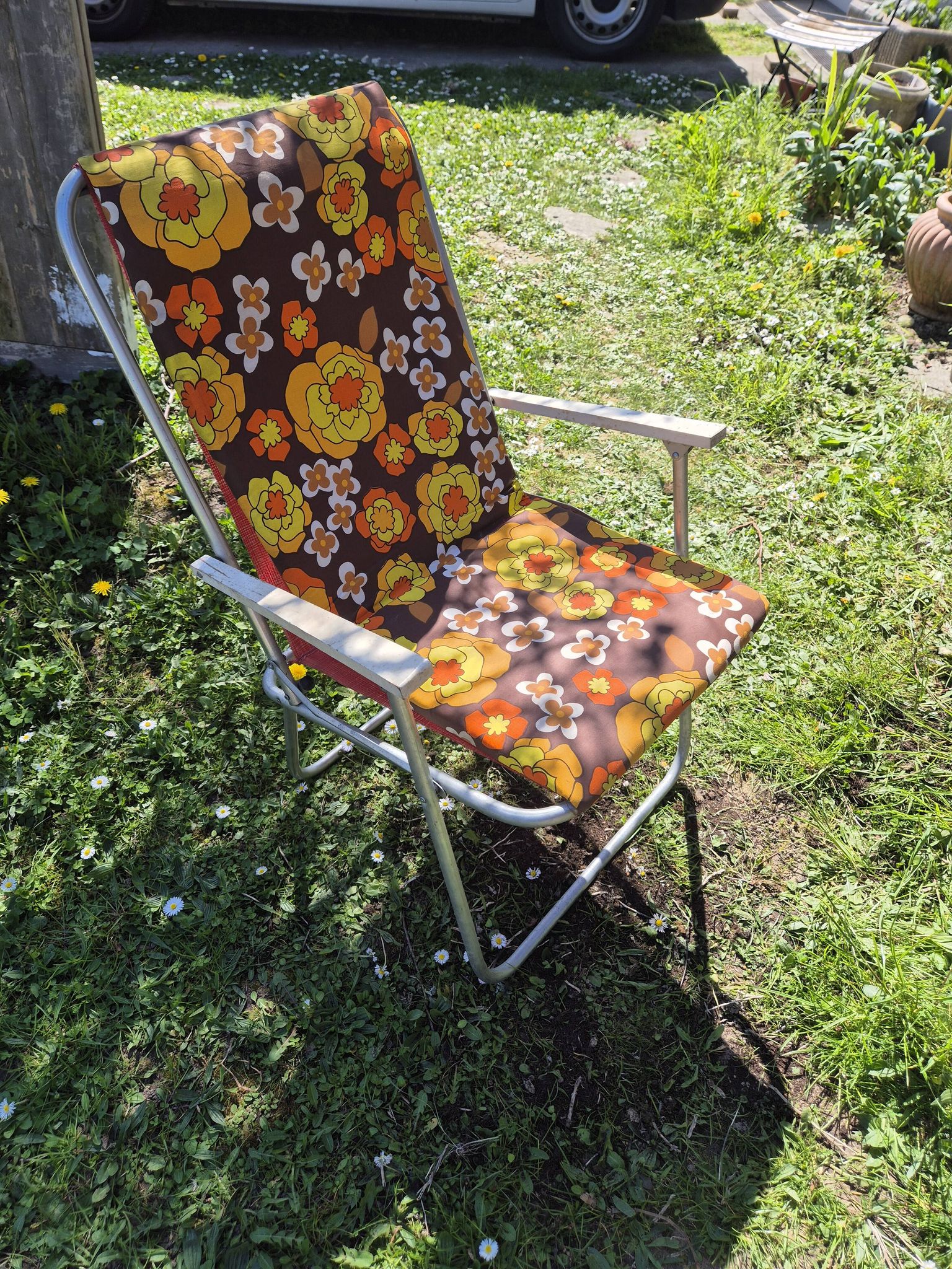 Vintage folding camping chair in canvas with brown and yellow flower print 70s