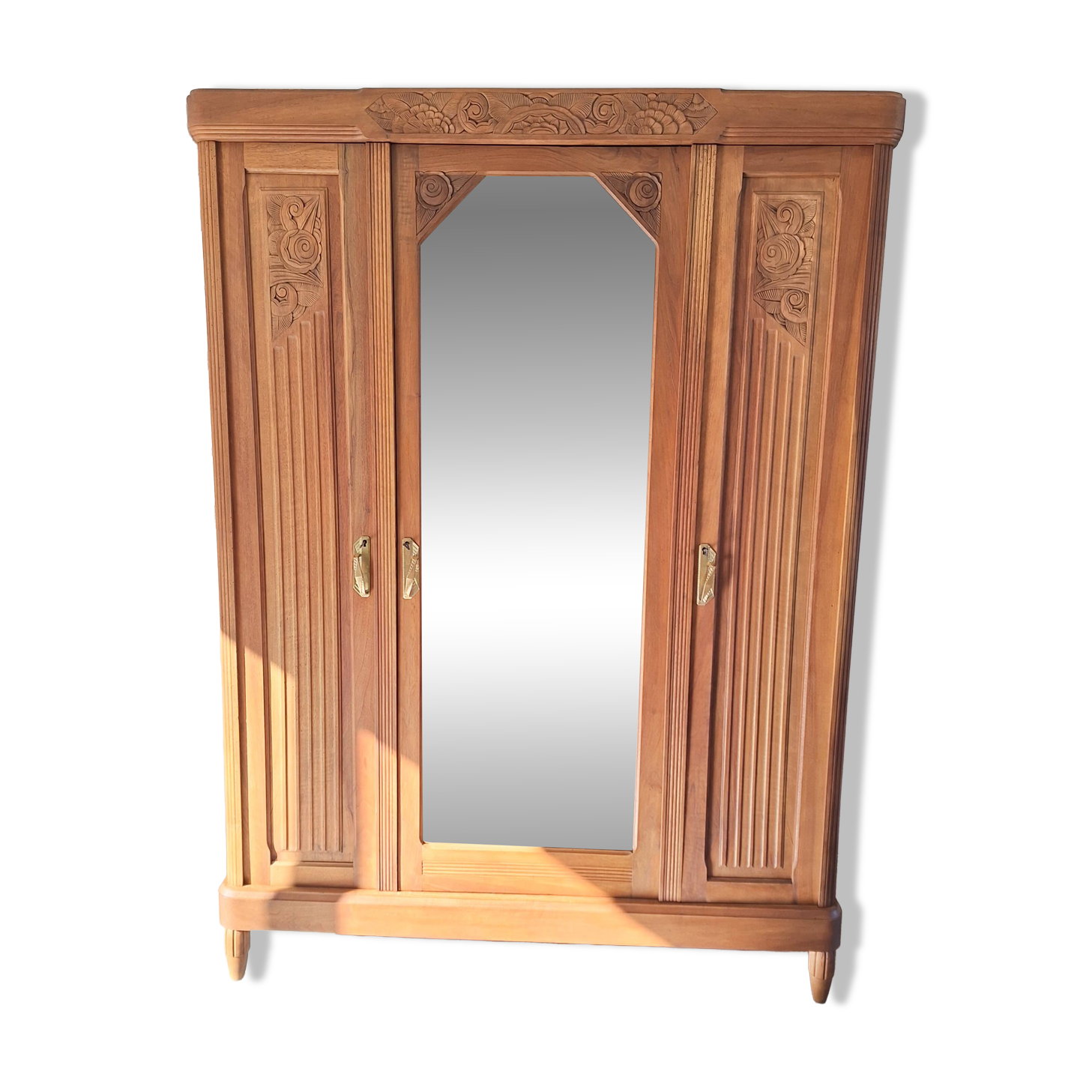 Armoire Art déco en noyer massif sculpté, 1930