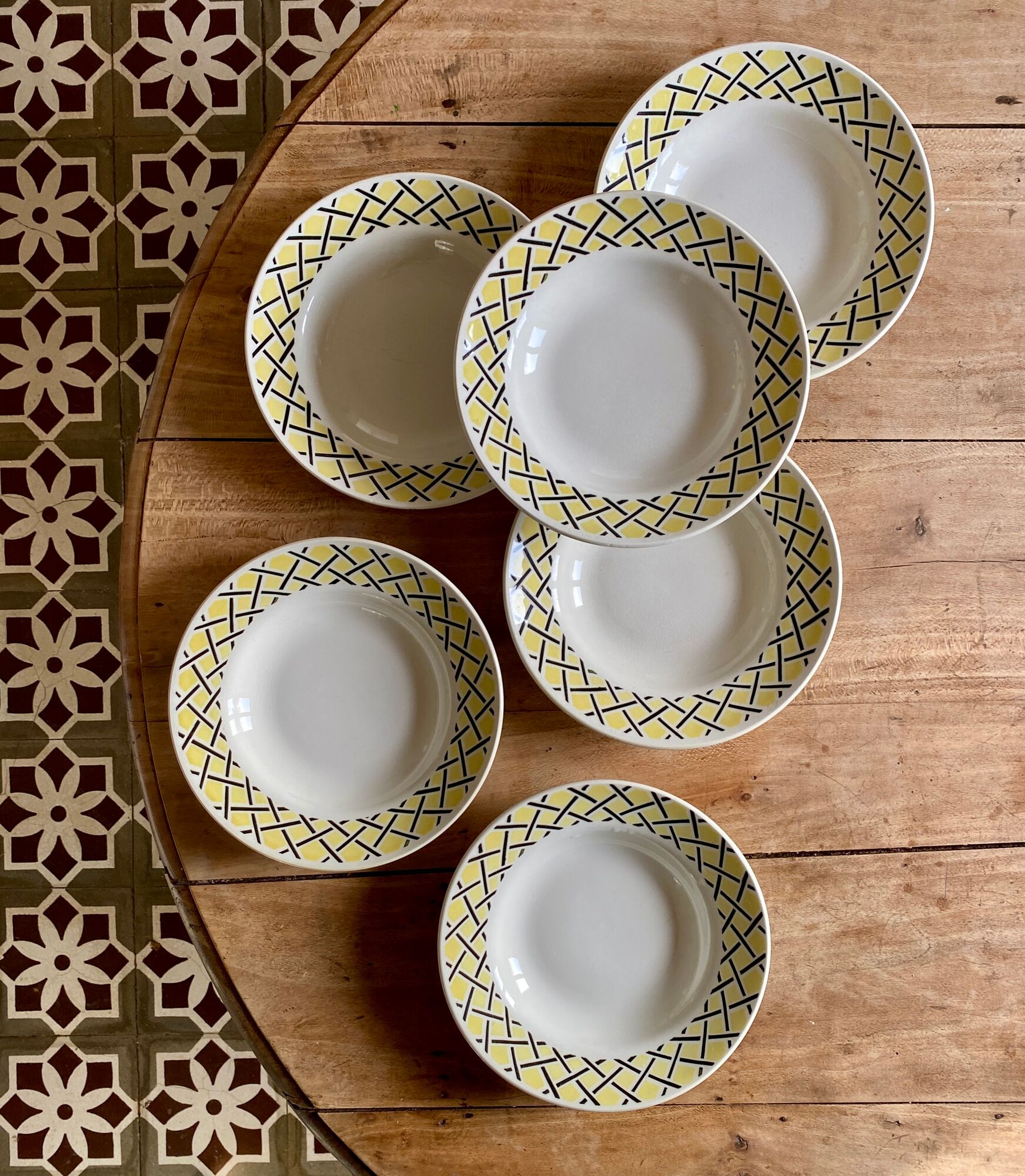 Set of 6 vintage hollow plates with yellow and black décor