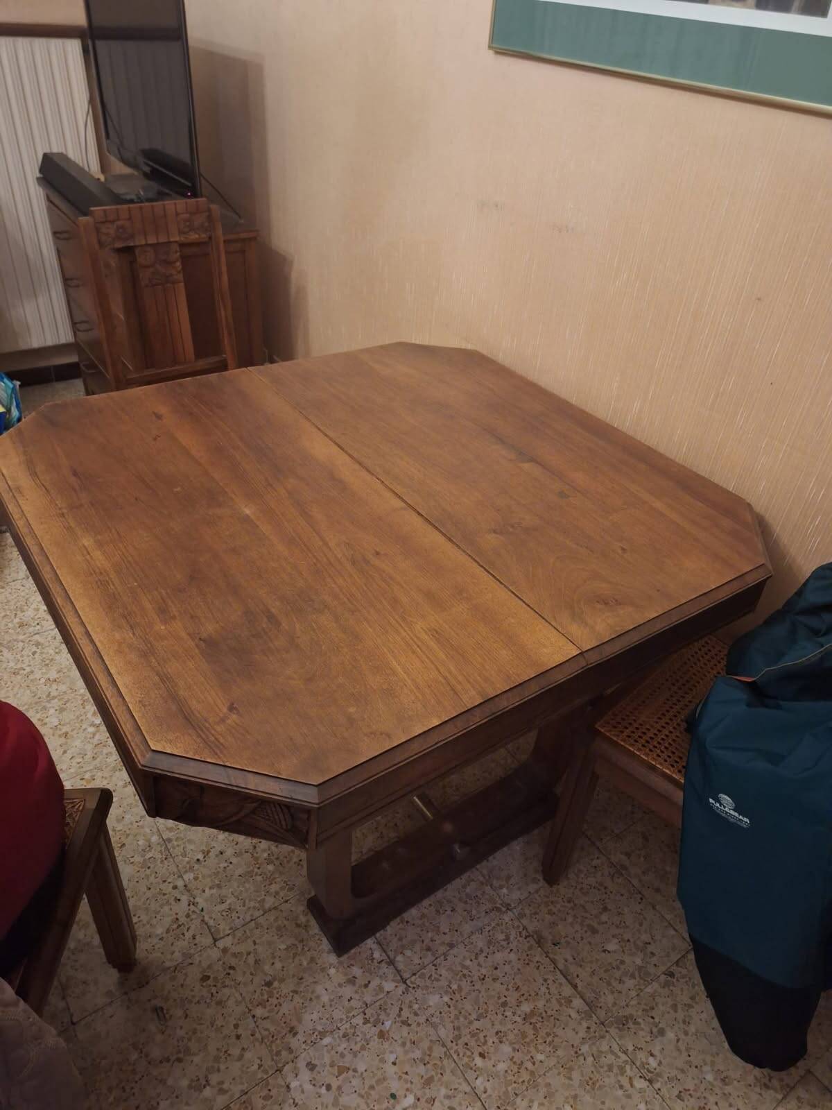 Beautiful square dining table in solid walnut, Art Deco style / 1930s.