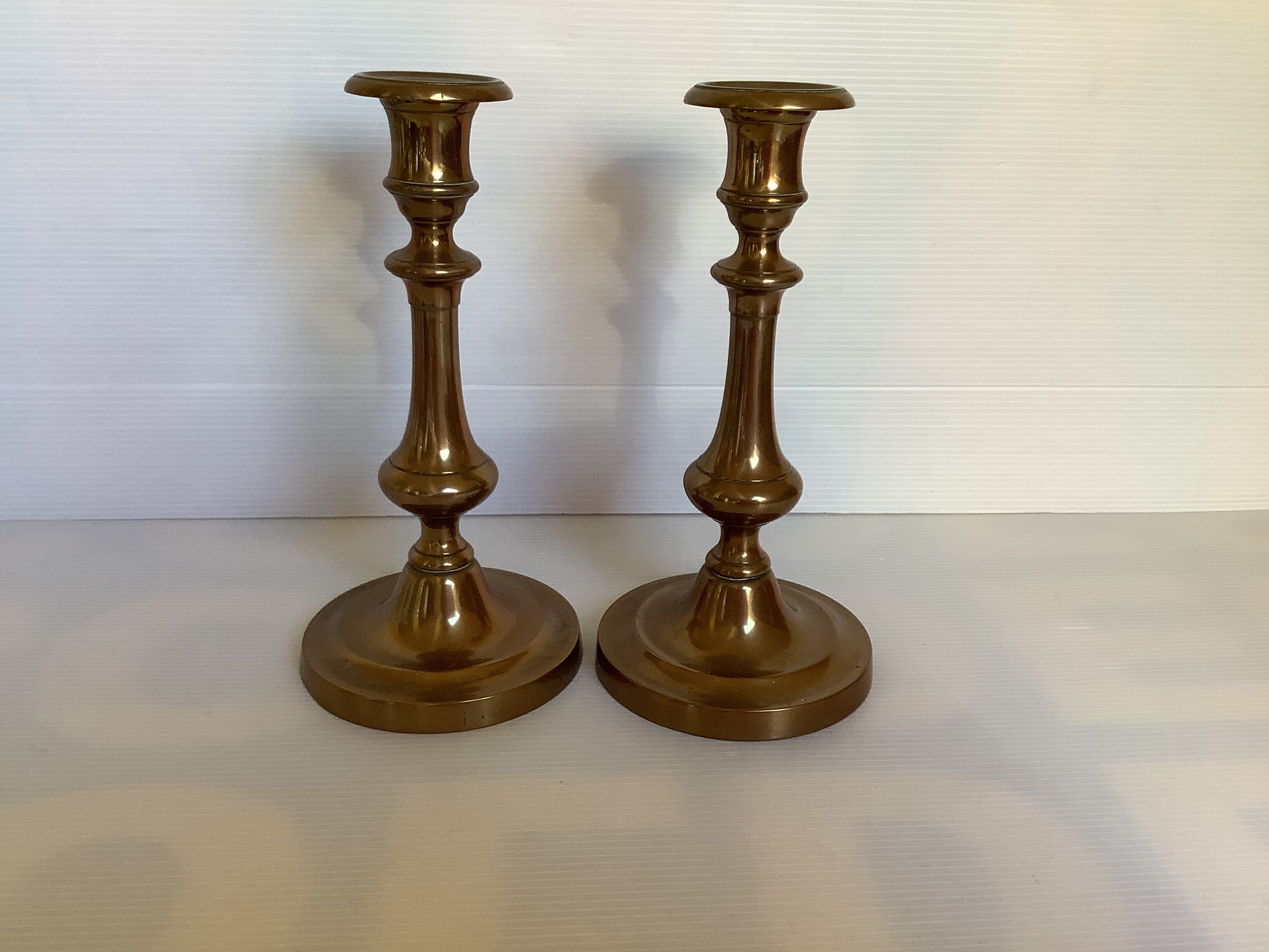 Paire d’anciens bougeoirs en laiton