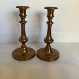 Paire d’anciens bougeoirs en laiton