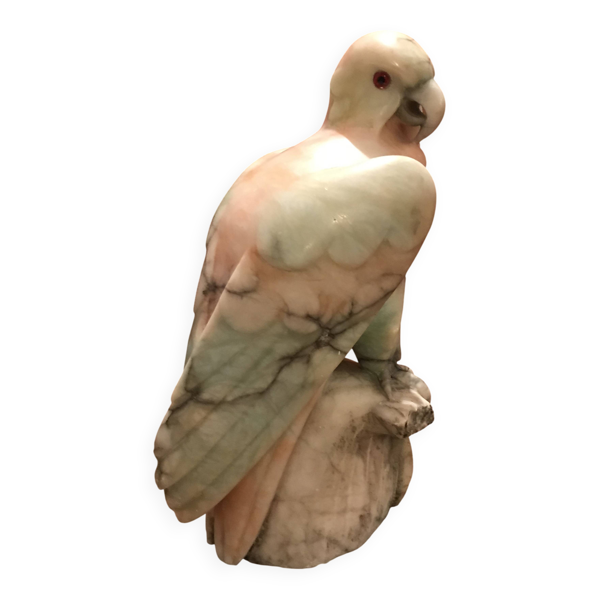 Oiseau en pierre dure marbrée.