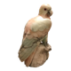 Oiseau en pierre dure marbrée.