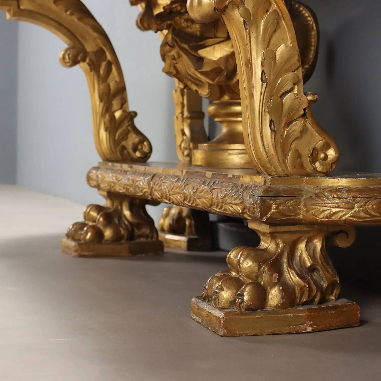 Console ancienne en bois sculpté avec décorations, Italie, XIXe siècle