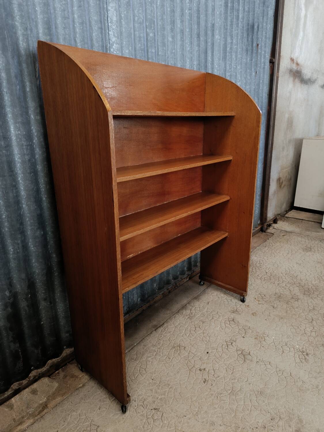 Bibliothèque en bois vintage sur roulettes