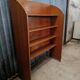 Bibliothèque en bois vintage sur roulettes