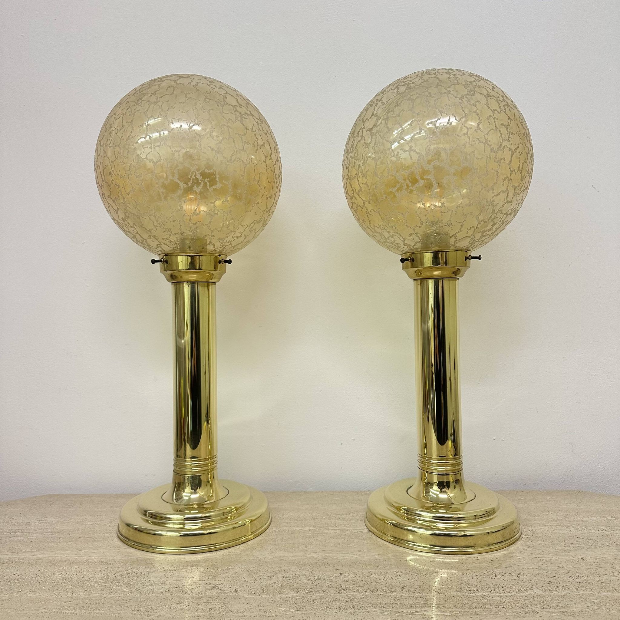 Lot de 2 grandes lampes de table globe en verre, années 1970