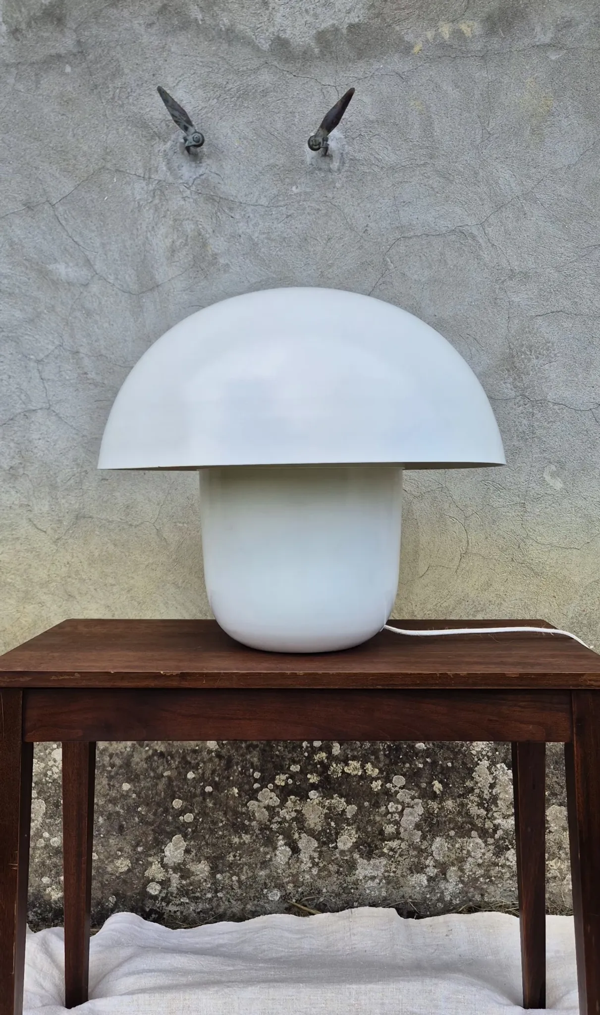 Lampe champignon blanche en métal style space age