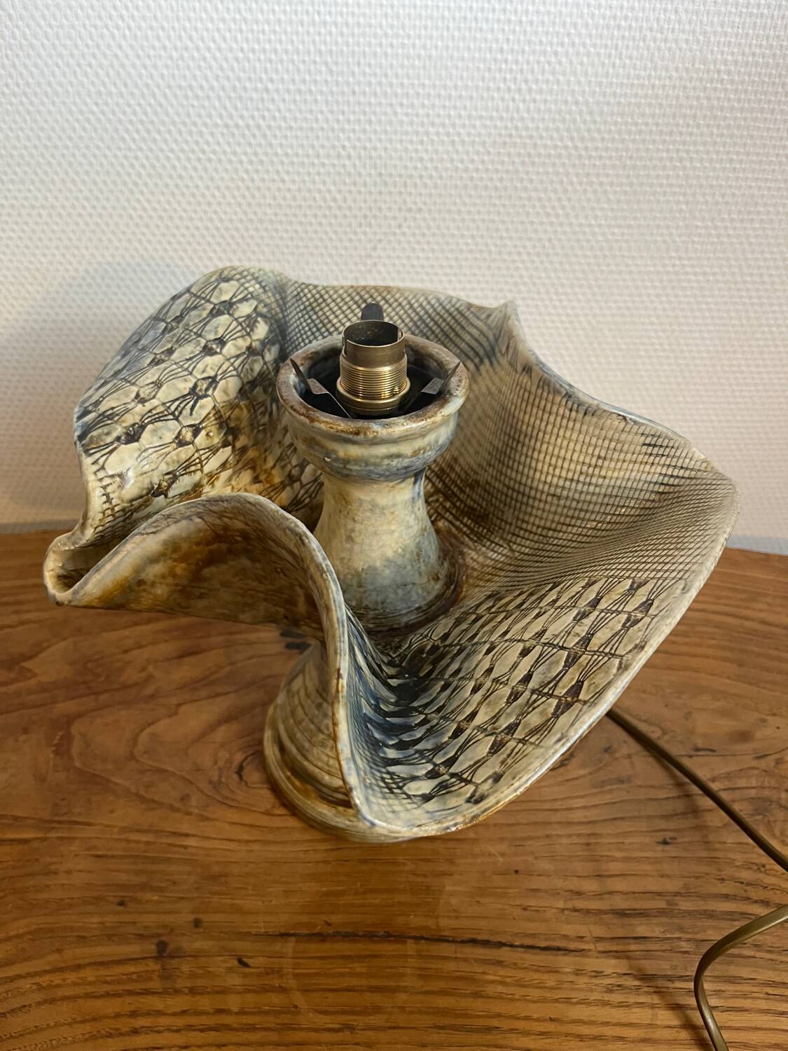 Ceramic lamp with opaline globe