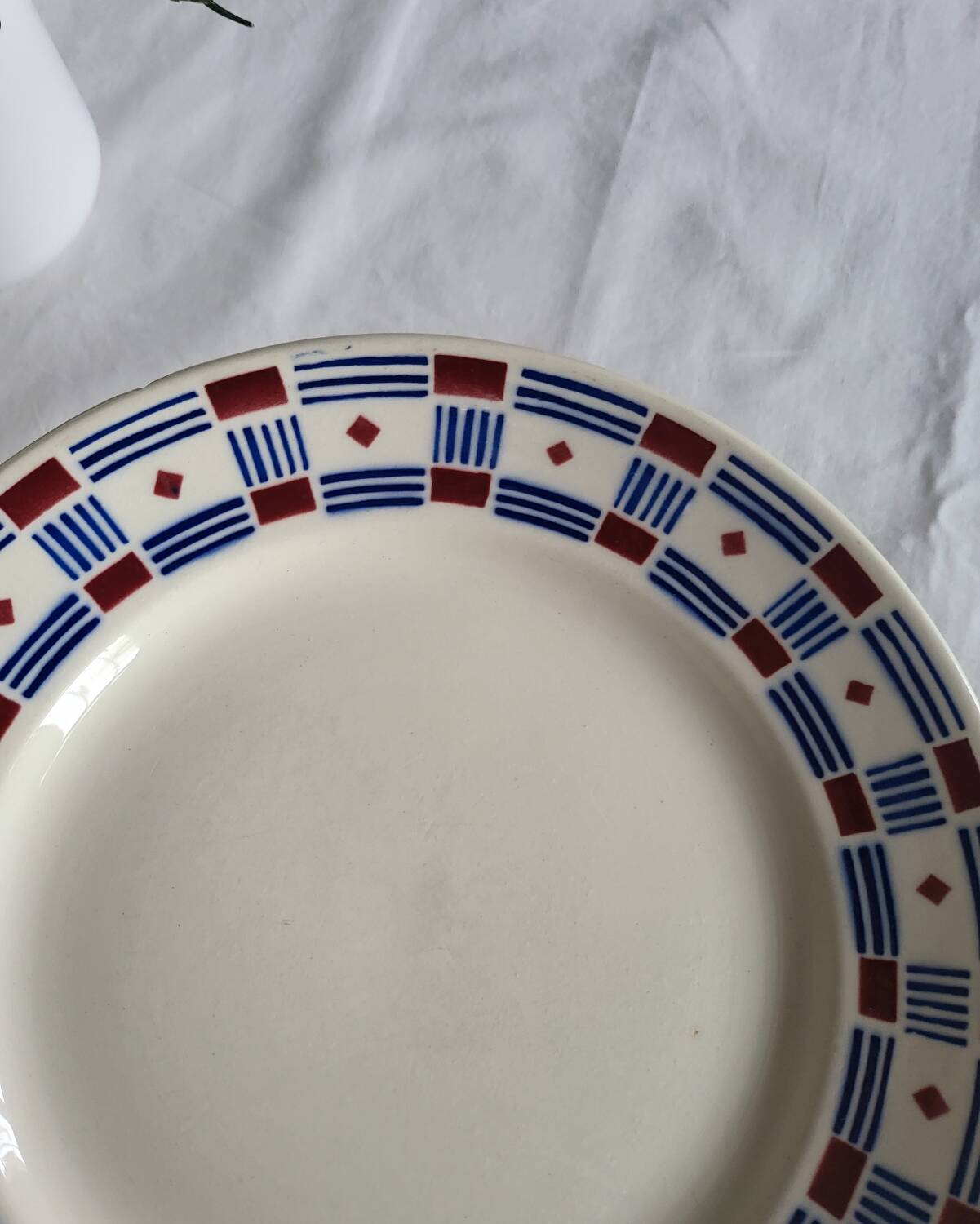 2 Vincennes earthenware dinner plates, Paris