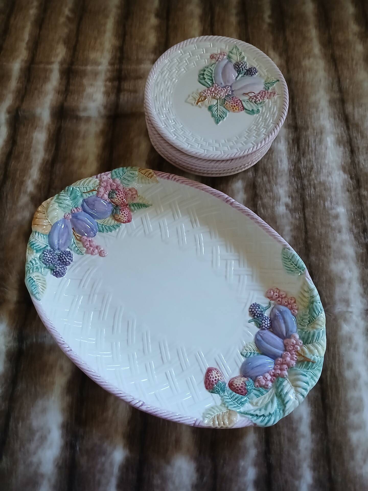6 antique flat plates in majolica + dish