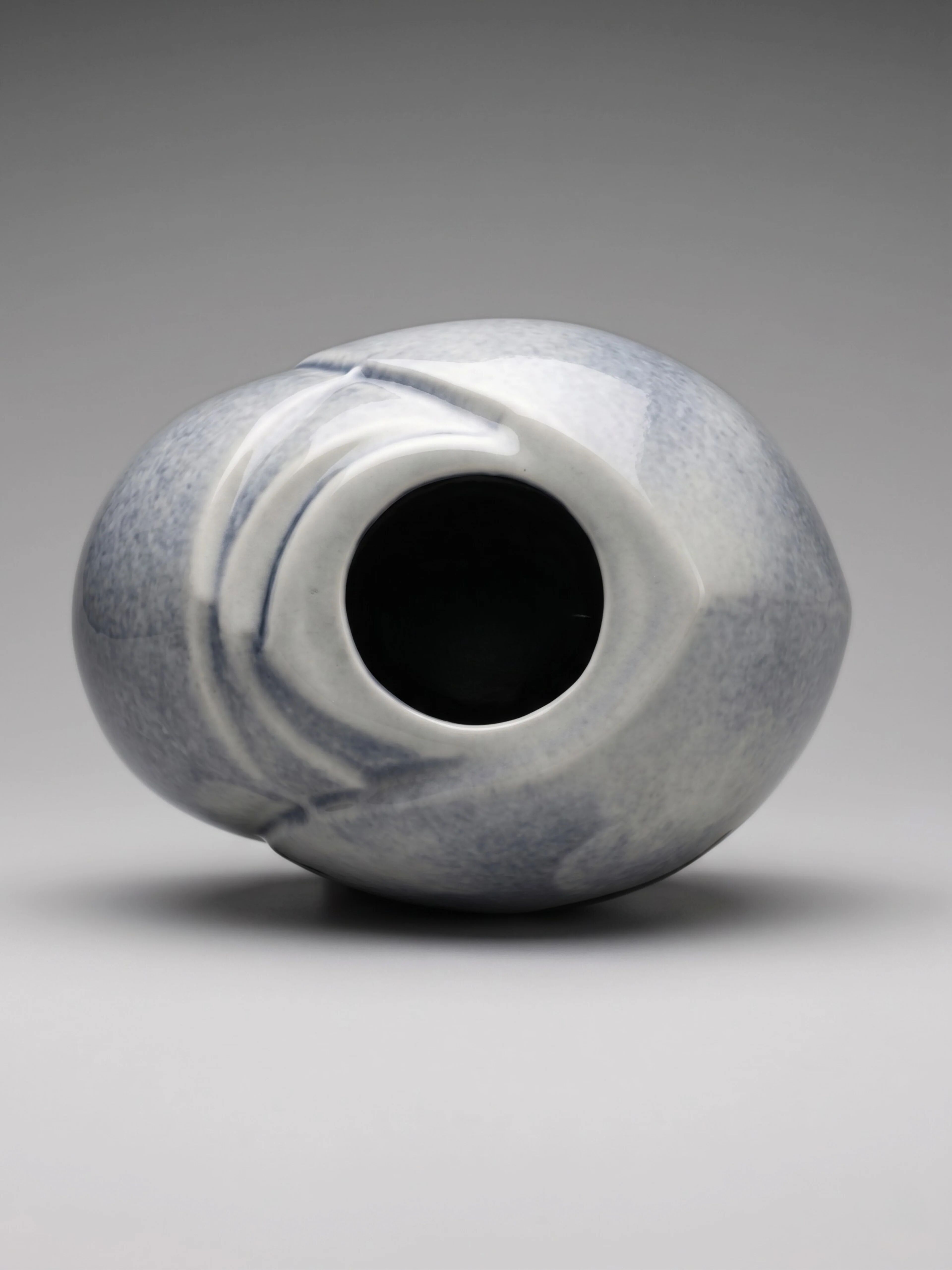 Vase Virebent in gradient blue porcelain decorated with landscape and birds.