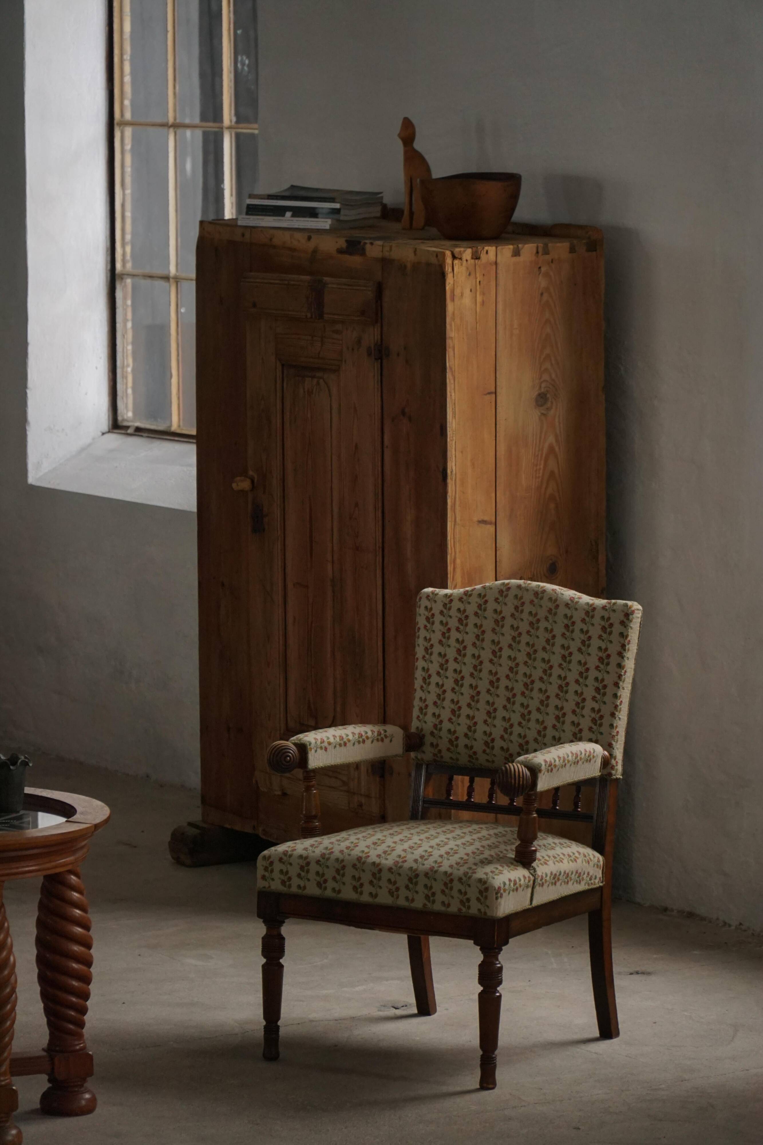 Fauteuil danois moderne en bois tourné avec tissu floral, début du XXe siècle