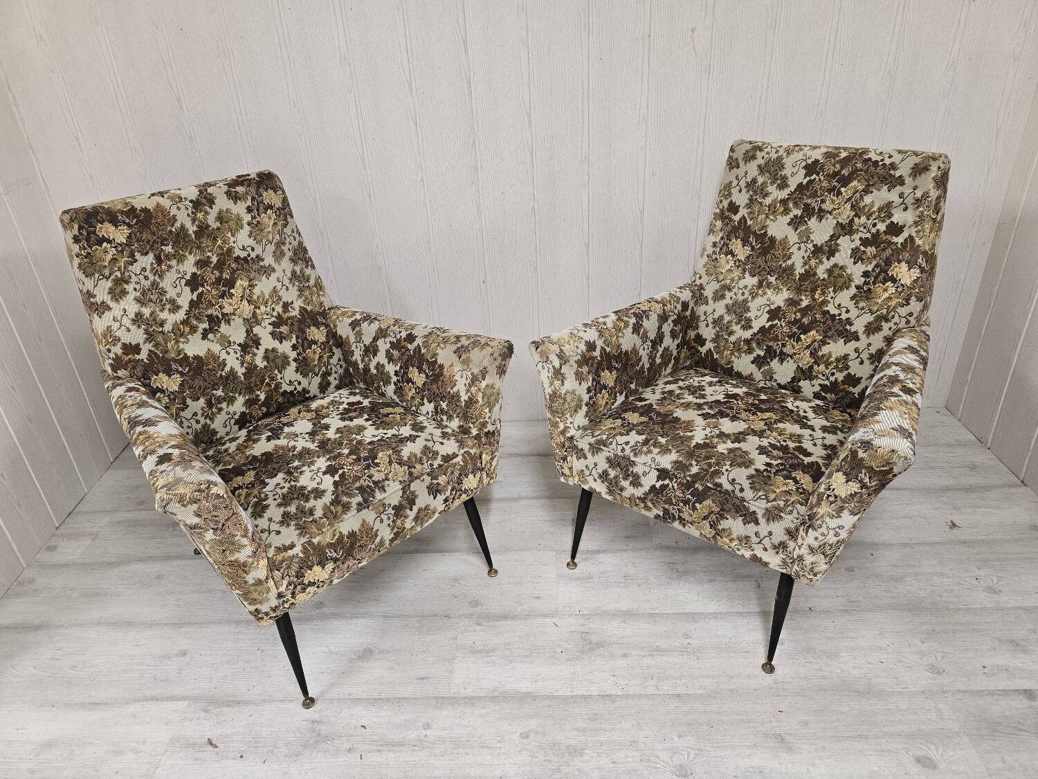 Pair of Mid-Century Design armchairs – jacquard upholstery with tapered legs