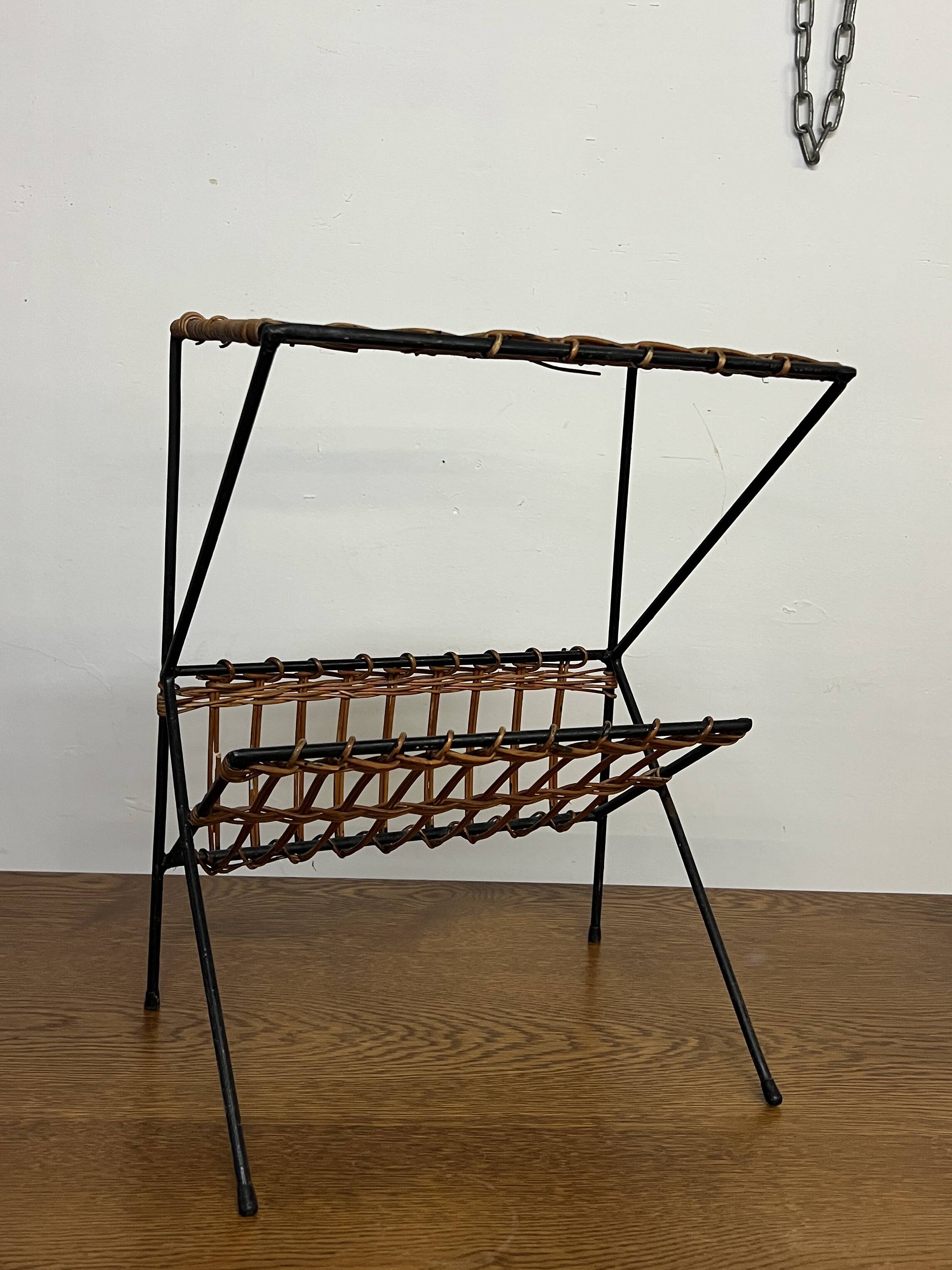 End table/ Magazine rack side table in wicker and iron, 1950s