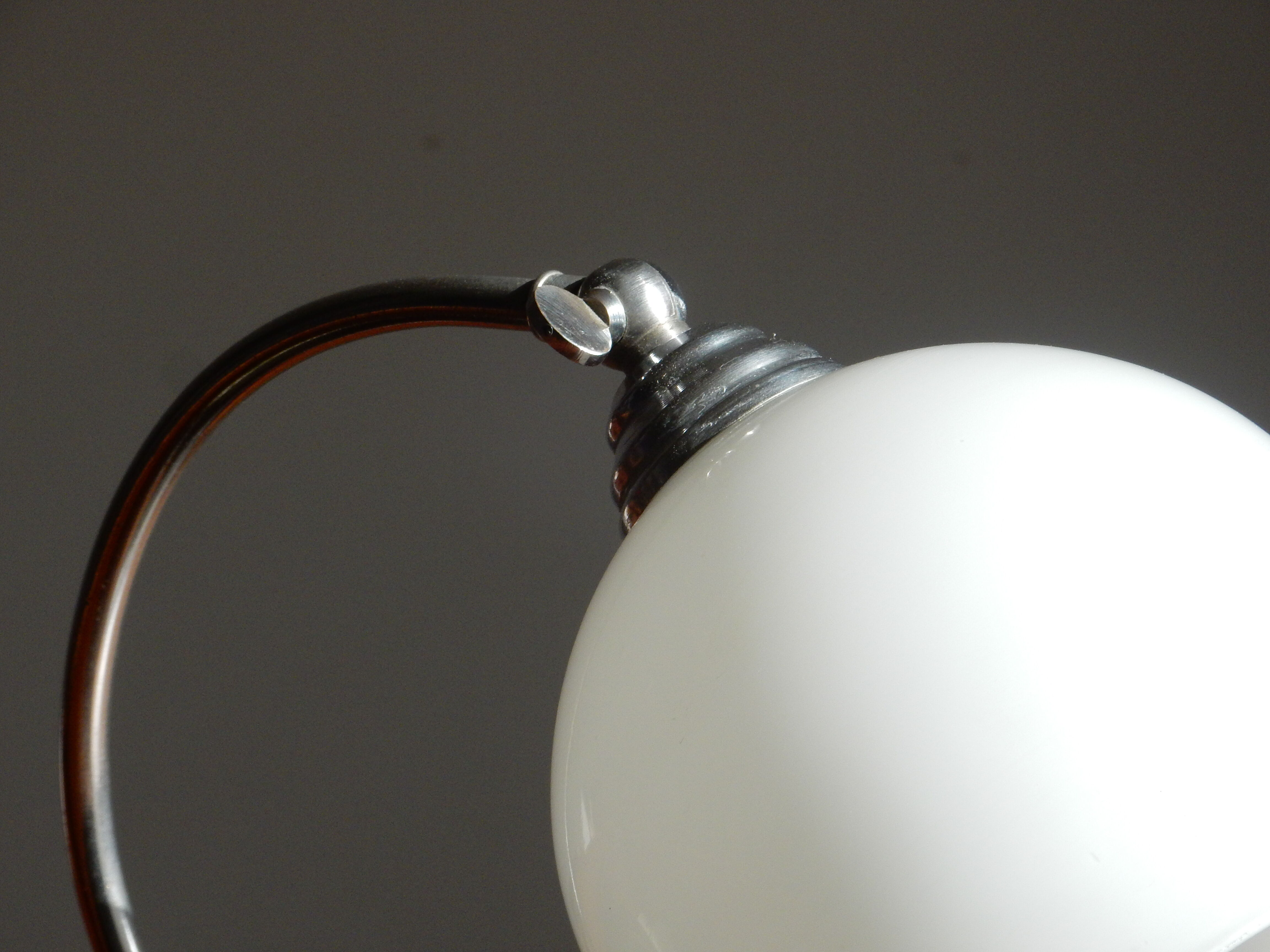 Bedside lamp shaped Art Deco ball of the 30s