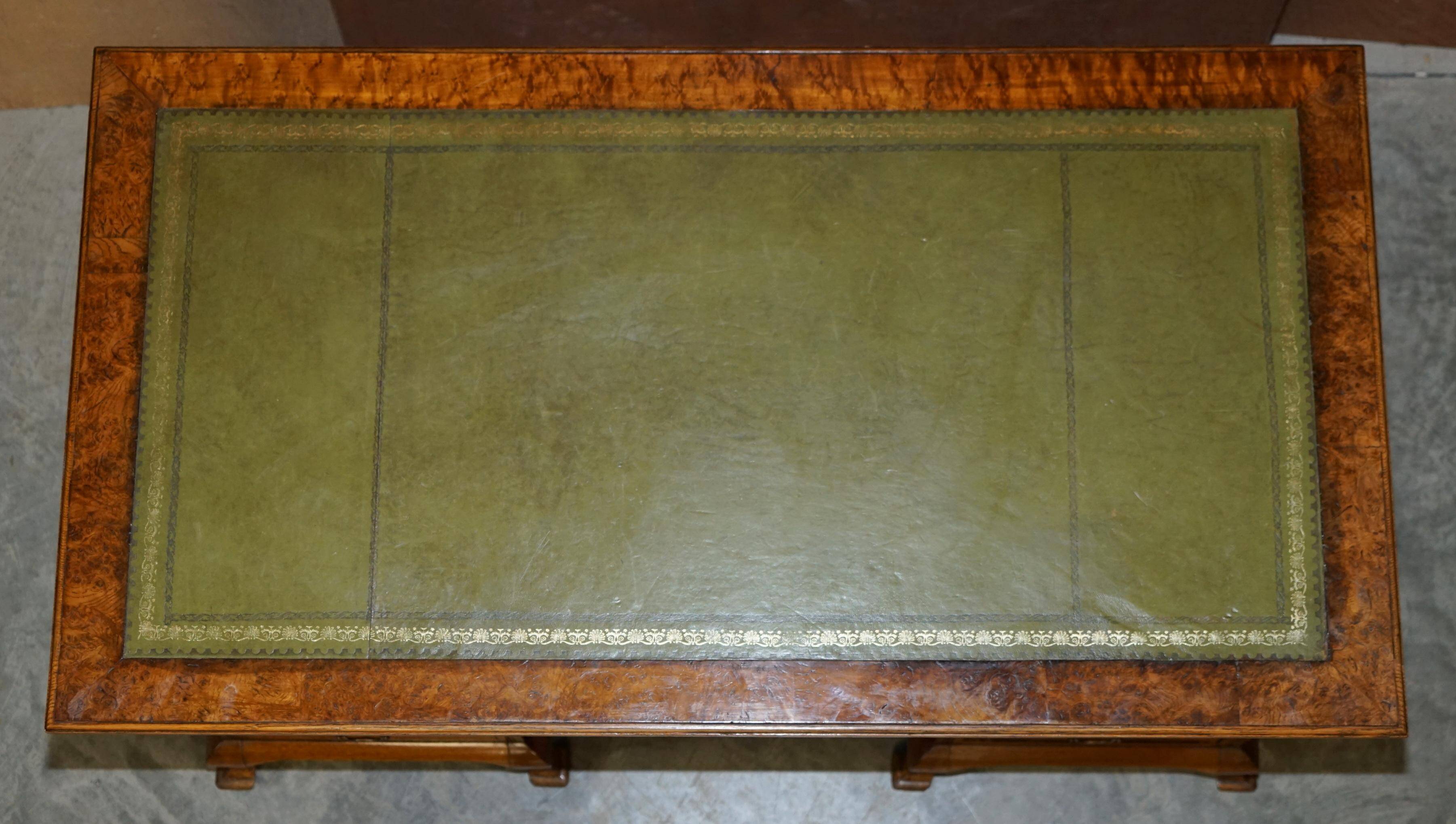 Bureau partenaire victorien en chêne pollard vers 1880 avec plateau en cuir