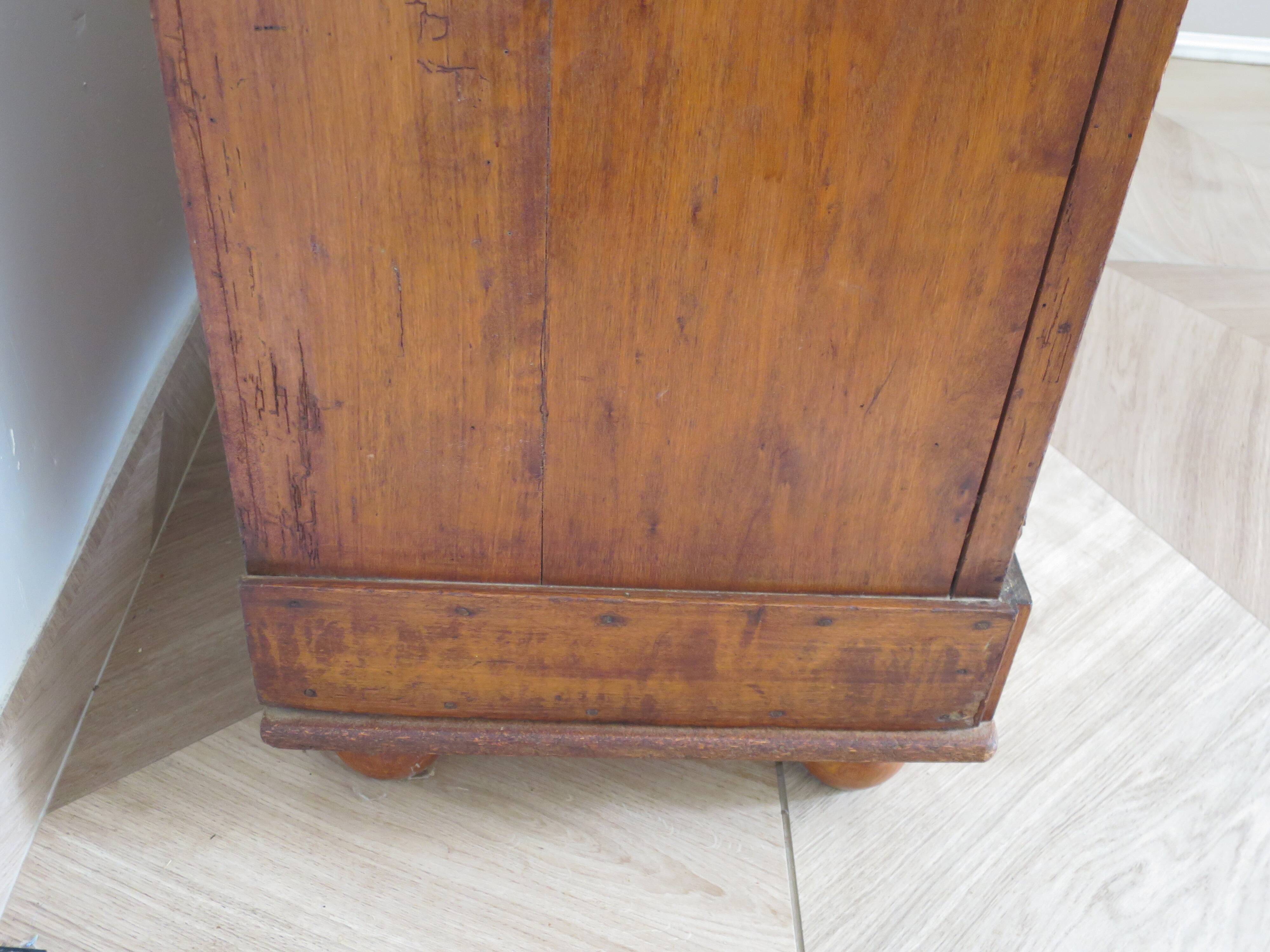 Commode 4 tiroirs en bois massif, début XXème s.