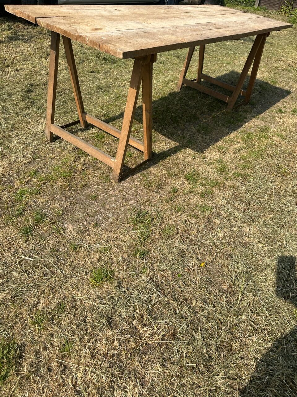 Table and trestles fir tray