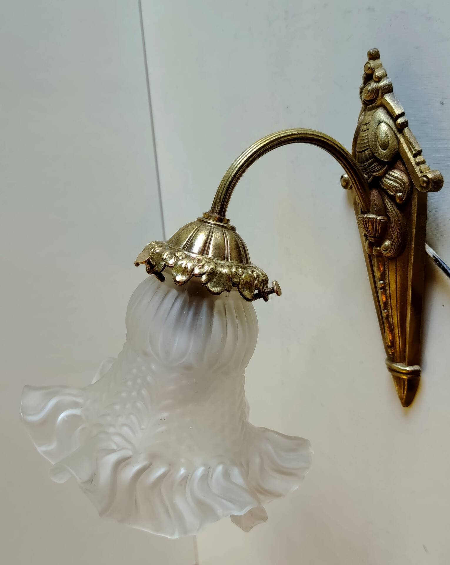 Art Nouveau wall light in bronze and glass - early 20th century