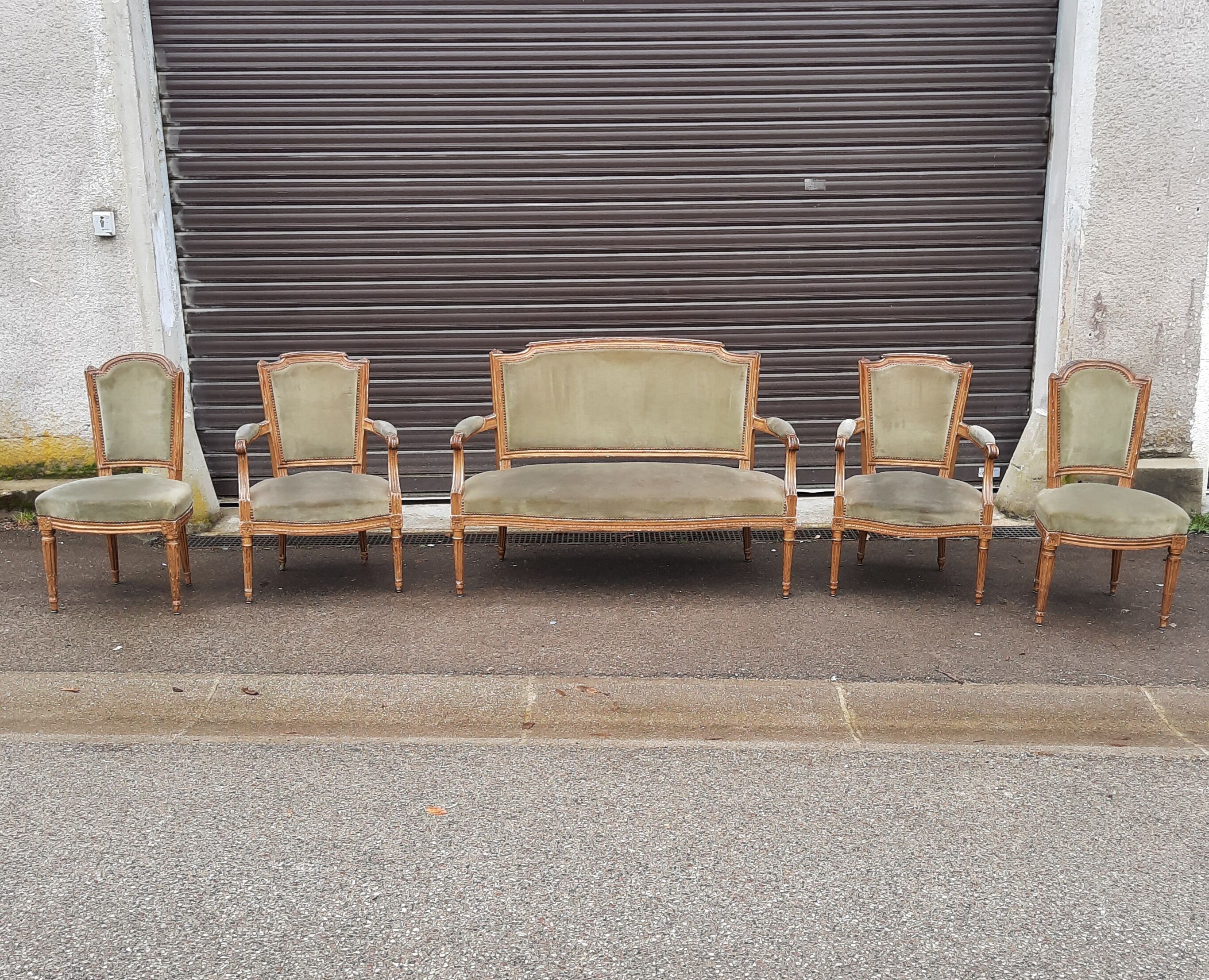 Salon de style Louis XVI en bois doré et velours