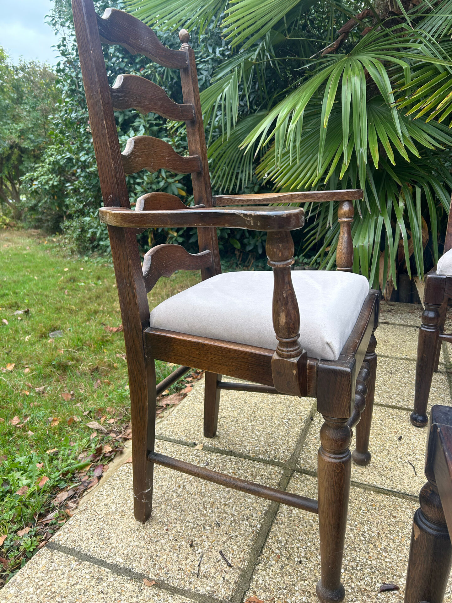 Ensemble de 6 chaises de salle à manger en chêne ancien rembourrées, comprenant 2 fauteuils.