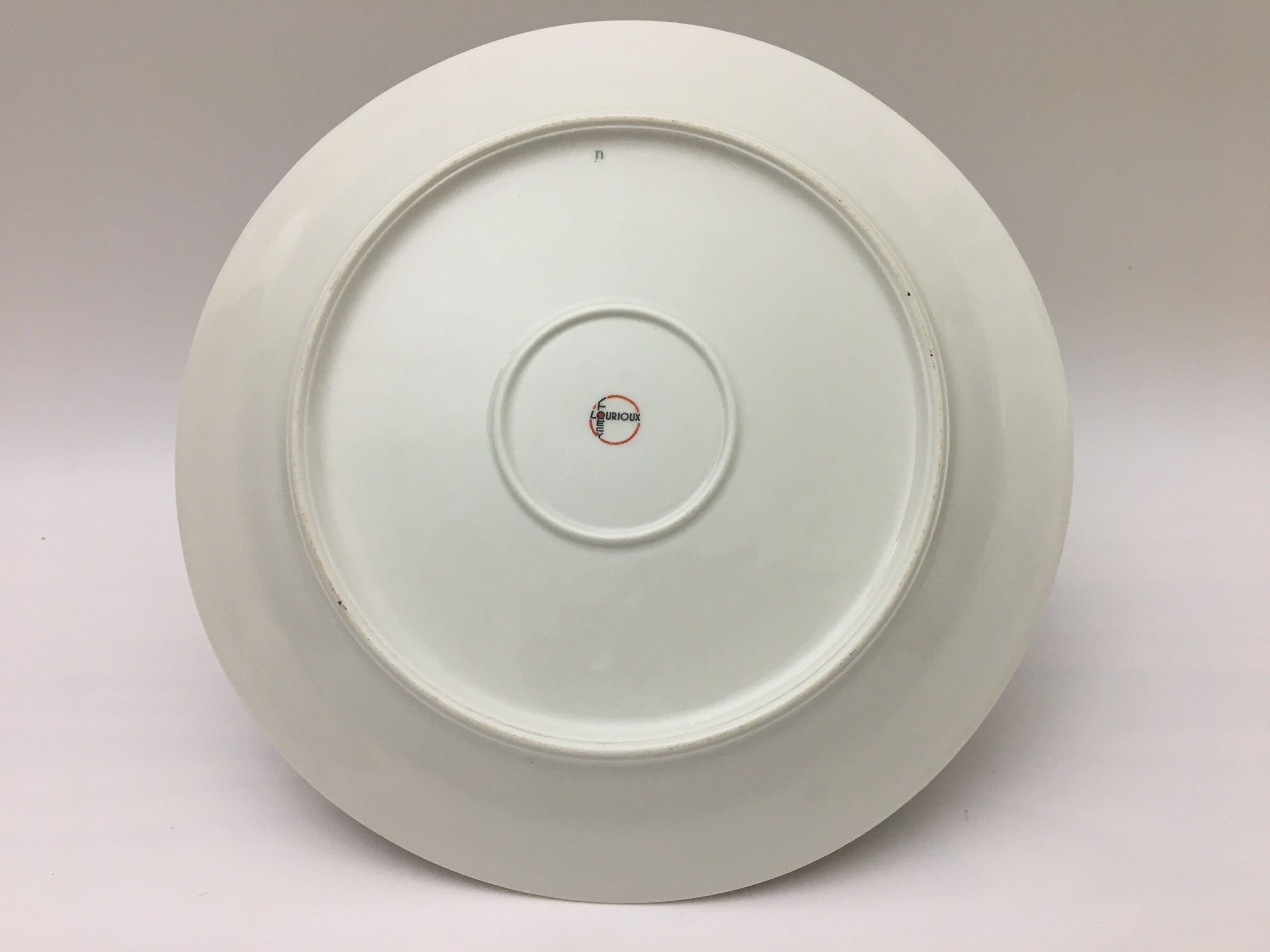 Plat de service rond “ lourioux foëcy “avec motifs de fleurs.