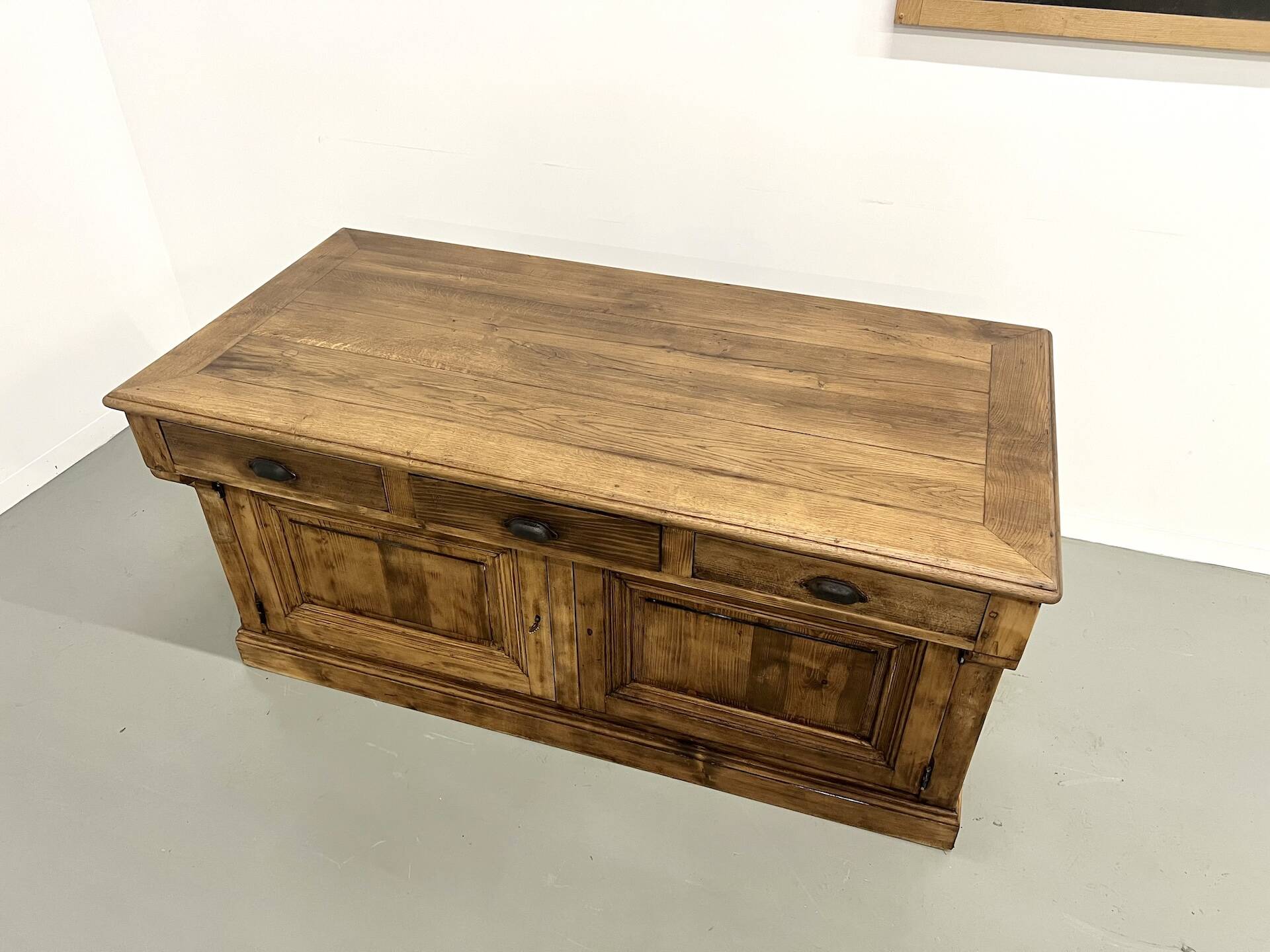 Comptoir de commerce des années 1900