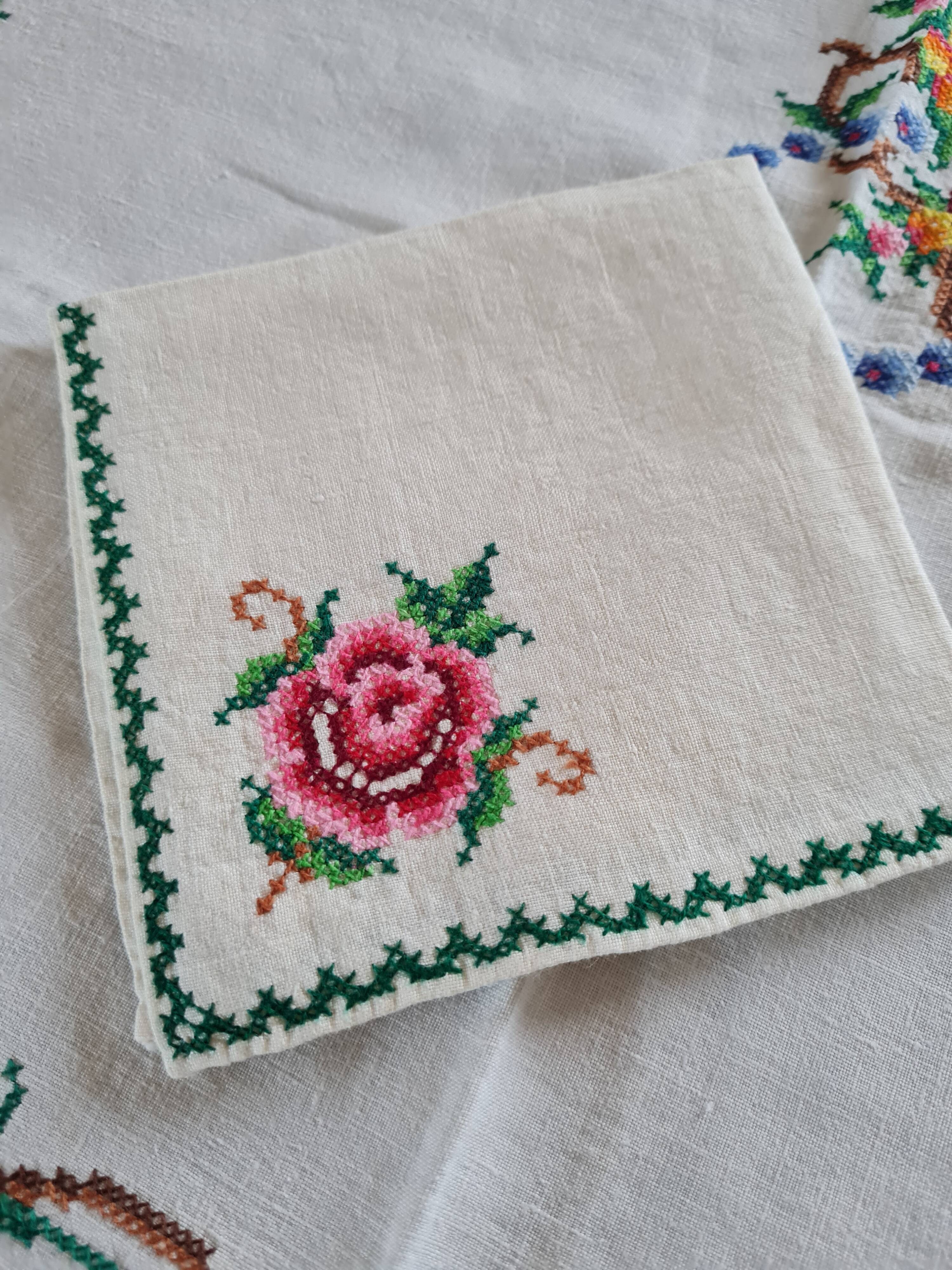Tea tablecloth with cross stitch embroidery and 4 matching napkins