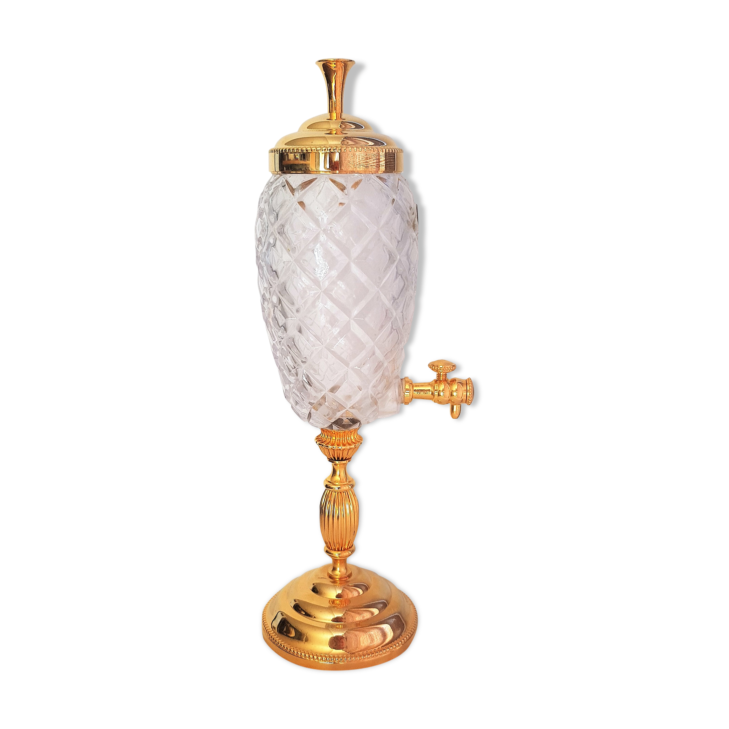 Jug fountain in crystal and gold metal